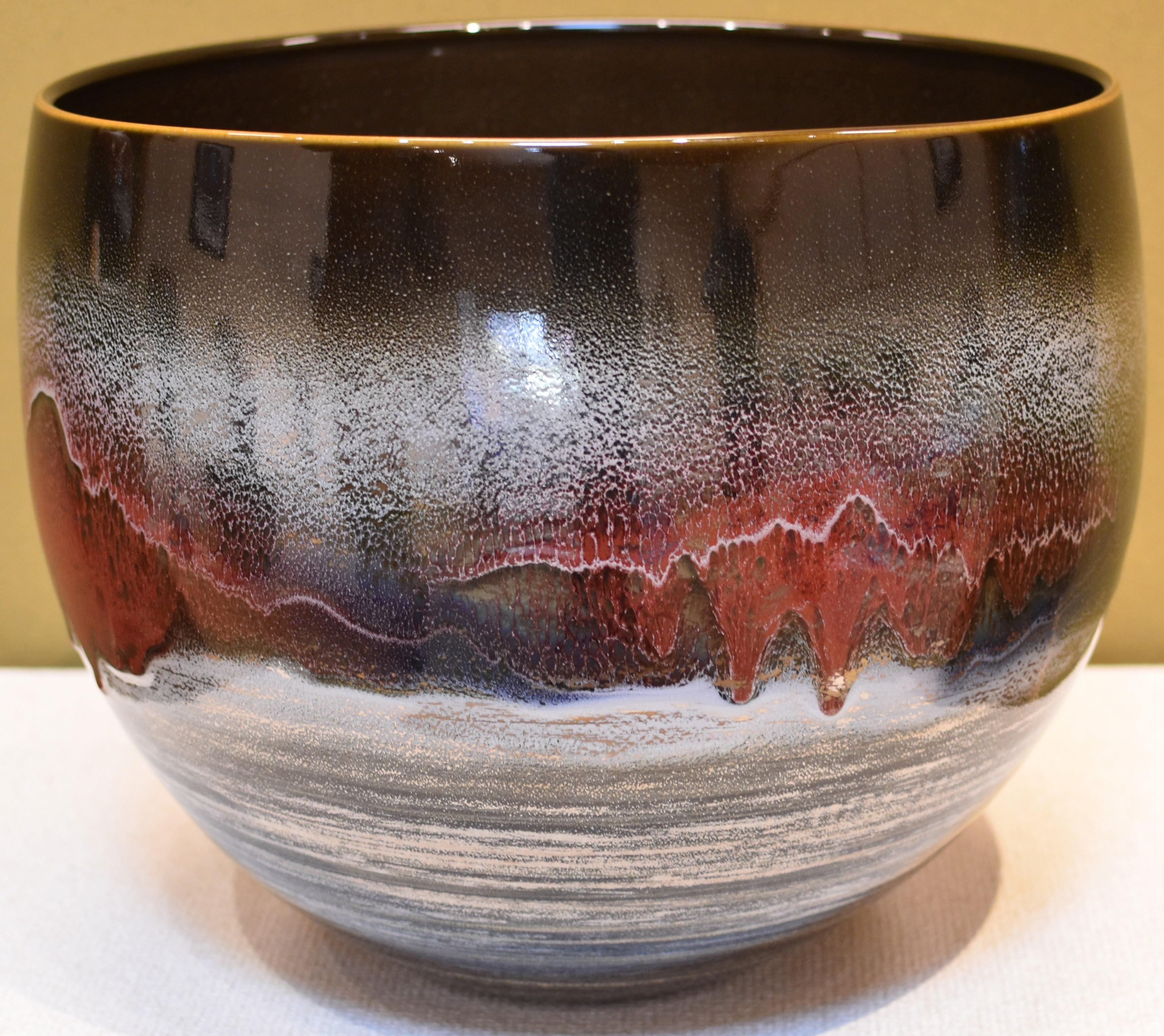 Giapponese Vaso giapponese contemporaneo in porcellana rosso-marrone smaltato a mano da un maestro artista, 3 in vendita