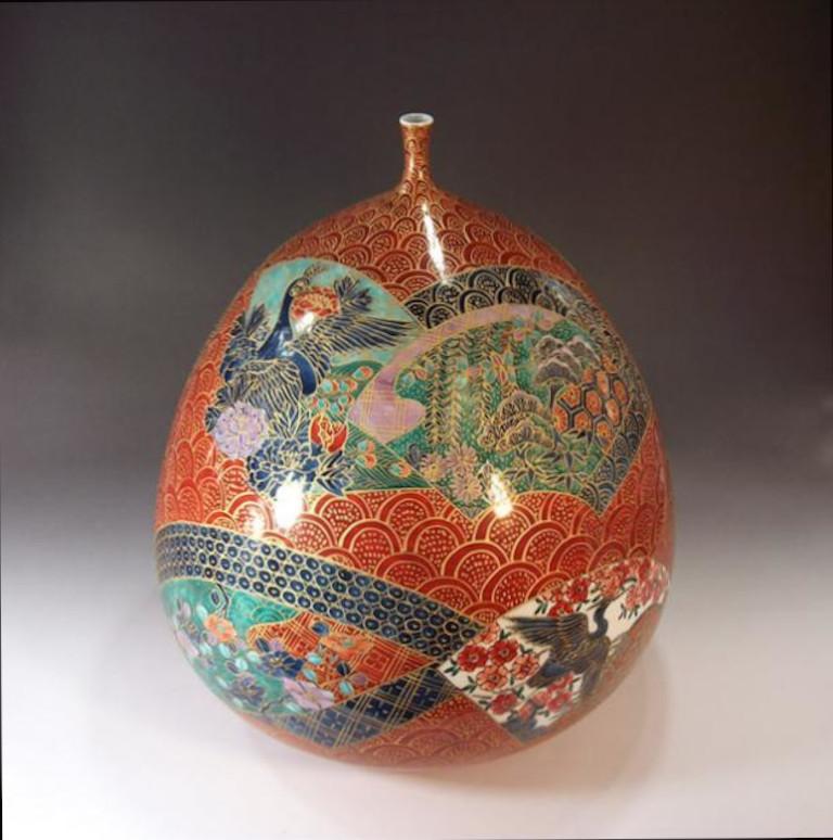 Exquis grand vase contemporain en porcelaine décorative japonaise, peint à la main de manière complexe en rouge, bleu et vert avec de généreux détails dorés, un chef-d'œuvre signé de sa série de signatures par un maître artiste japonais primé très