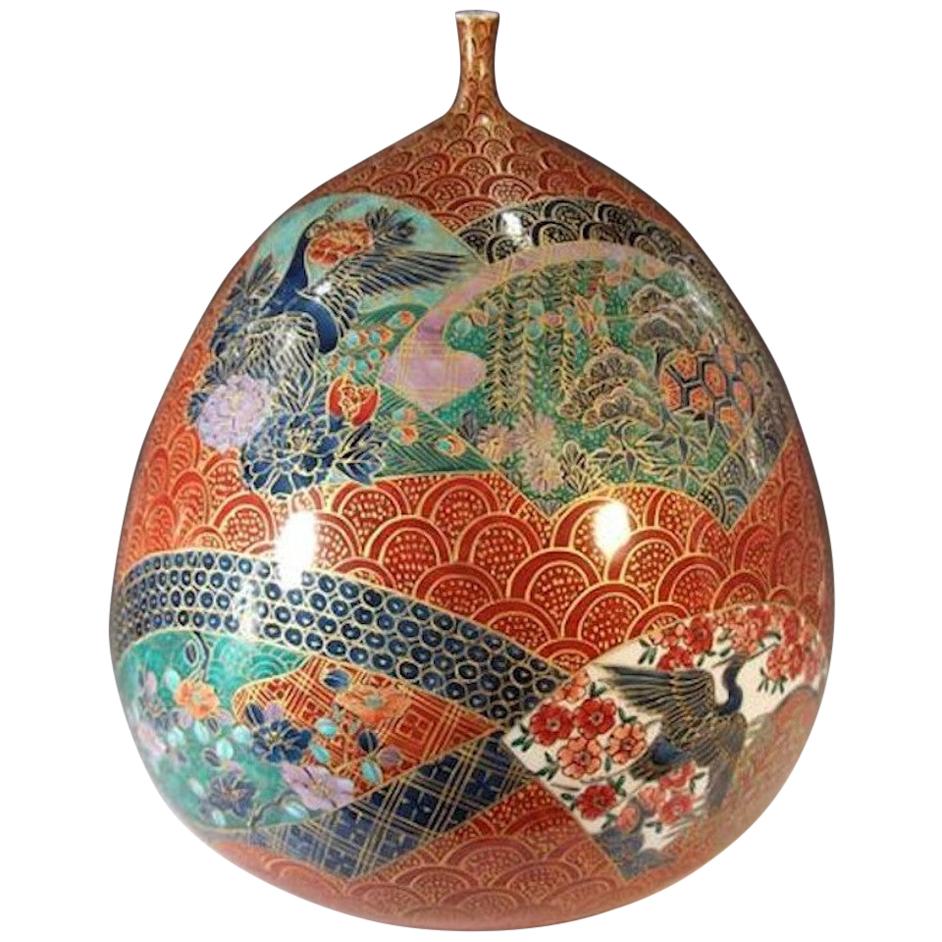 Vase japonais en porcelaine rouge:: vert et or:: réalisé par un maître artiste contemporain en vente