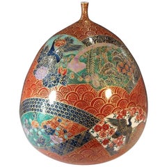 Vase japonais en porcelaine rouge:: vert et or:: réalisé par un maître artiste contemporain