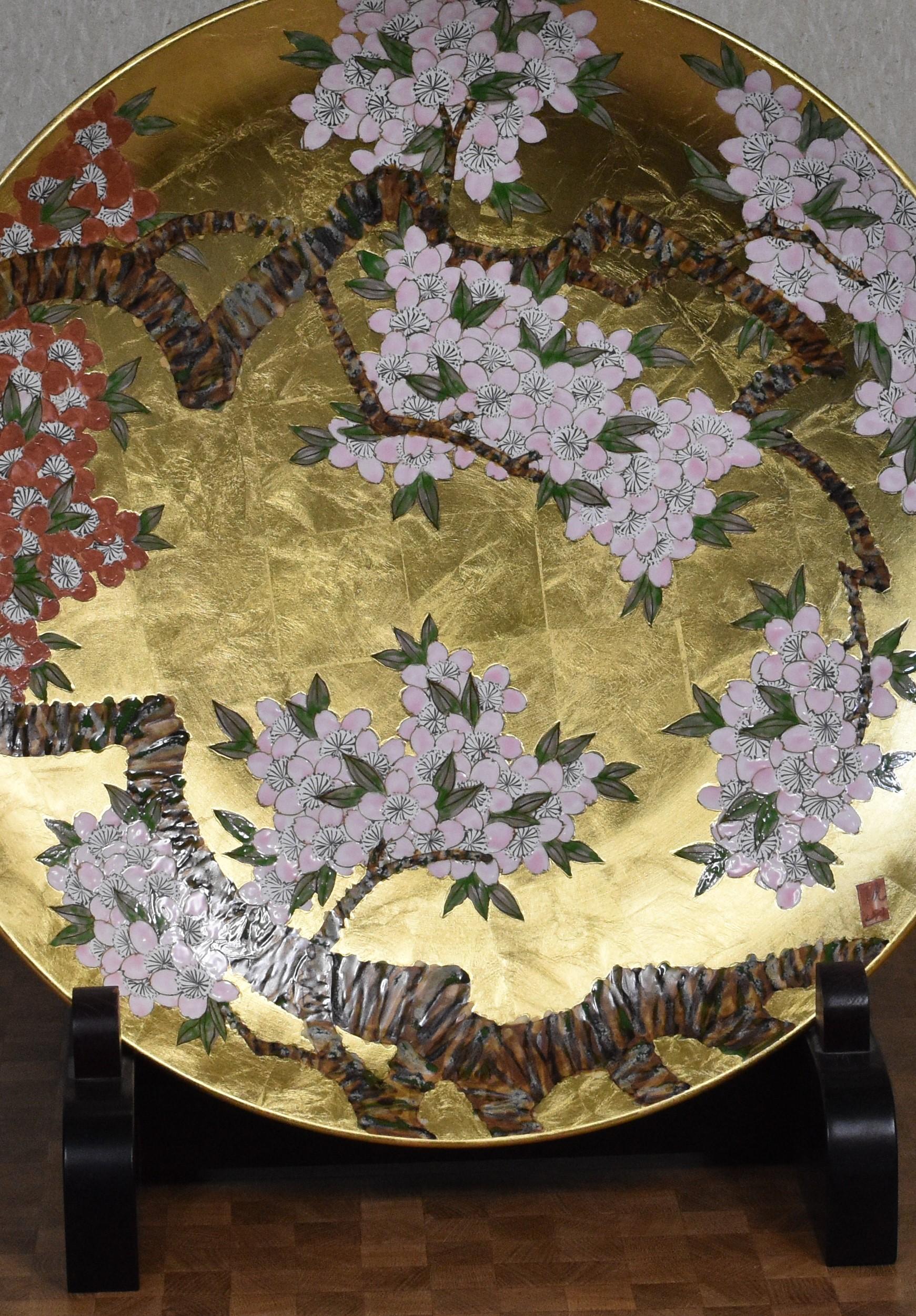 Contemporary Japanese Red Pink Gold Leaf Porcelain Charger by  Master Artist In New Condition In Takarazuka, JP