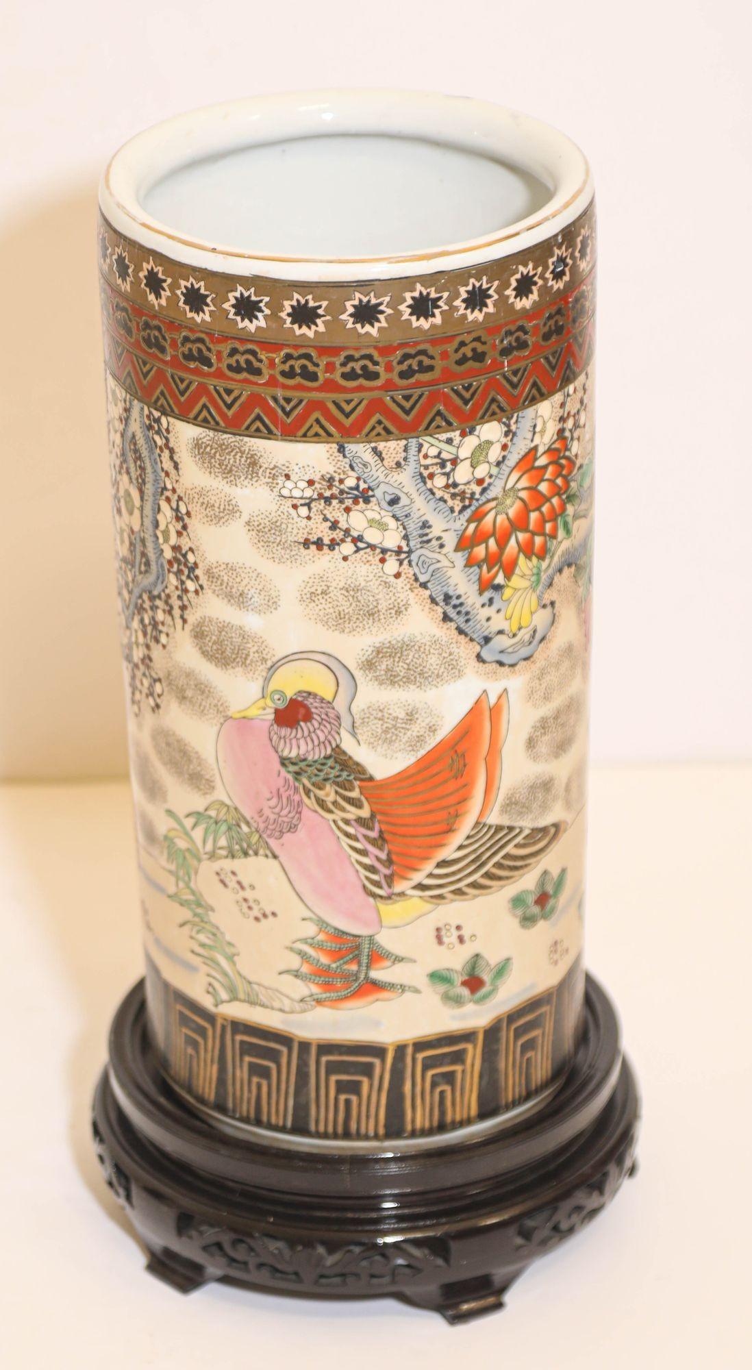 Grand vase de sol cylindrique japonais de Satsuma, support de parapluie ou de canne.
Grand porte-parapluie ou vase asiatique en faïence de Satsuma, peint à la main de scènes représentant des oiseaux et des pivoines.
Magnifique vase décoratif en