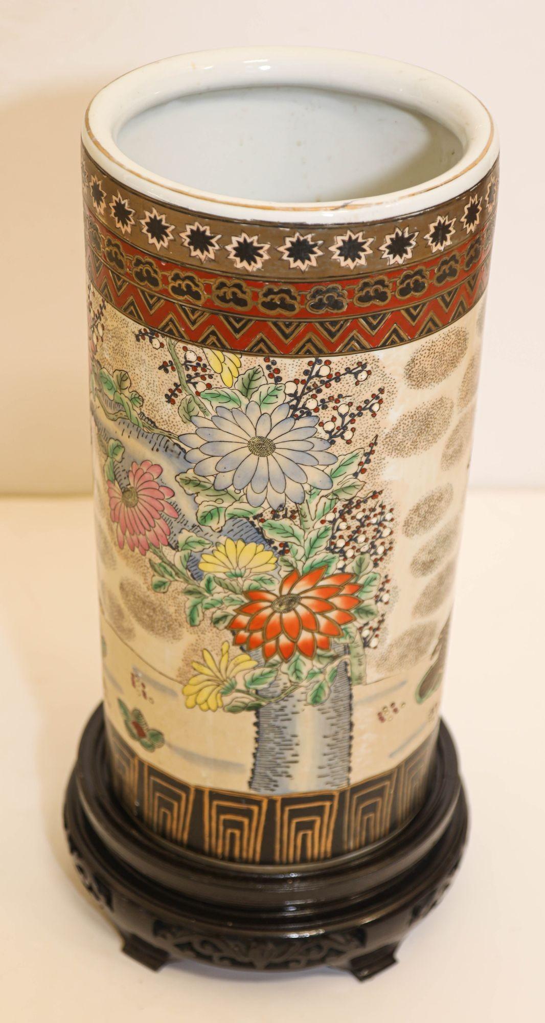 Japonais Grand vase de sol en céramique japonaise Satsuma Umbrella Stand en vente