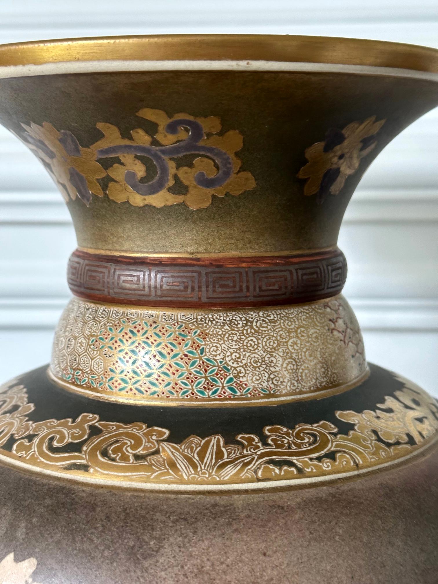 Grand vase japonais en céramique Satsuma de Kinkozan en vente 4