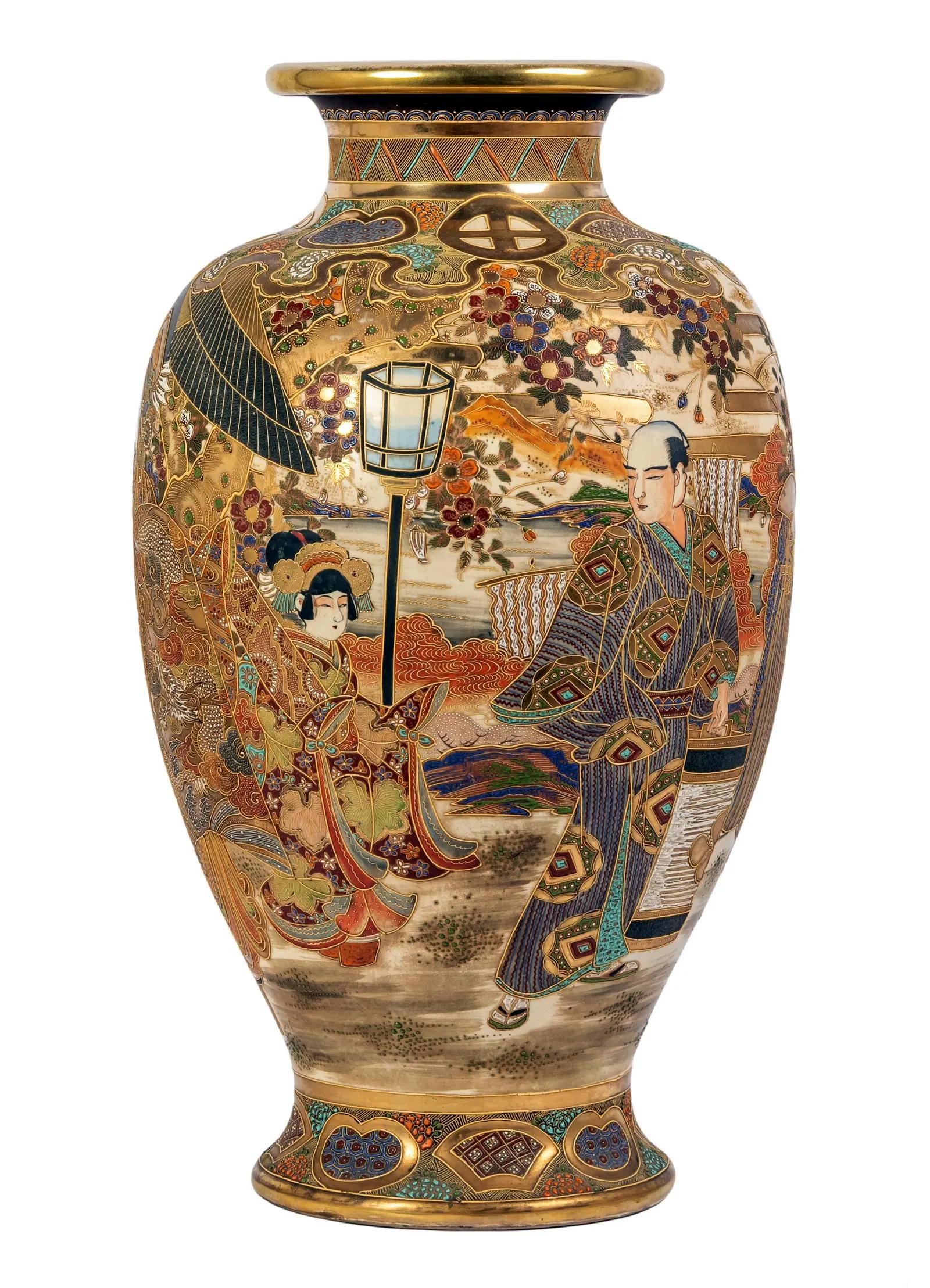 A large Japanese ceramic vase from end of Meiji period circa 1910s by Kinkozan (1645-1927). One of the largest studio manufacturers of the export ceramics at the time based in Kyoto. In the typical style of satsuma made at the turn of 20th century,