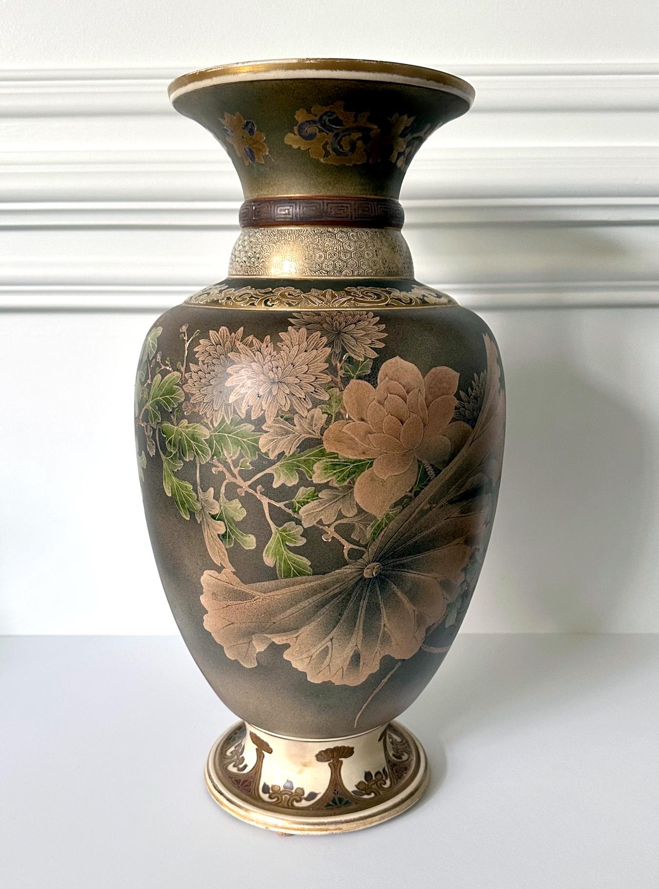 Große japanische Keramikvase aus dem Ende der Meiji-Zeit um 1890-1910 von Kinkozan (1645-1927). Einer der größten Studio-Hersteller der damaligen Export-Keramik mit Sitz in Kyoto. Die Vase im typischen Stil der Satsuma-Kunst der Jahrhundertwende zum