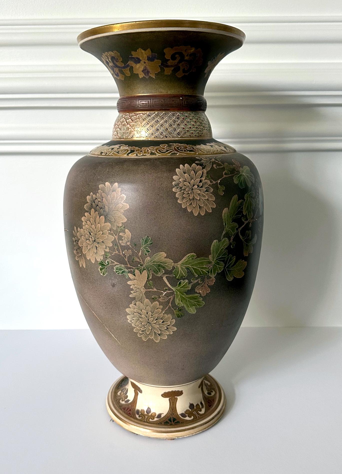 Large Japanese Satsuma Ceramic Vase Kinkozan In Good Condition For Sale In Atlanta, GA