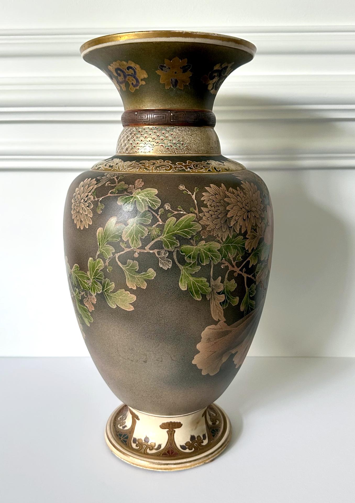 Émaillé Grand vase japonais en céramique Satsuma de Kinkozan en vente