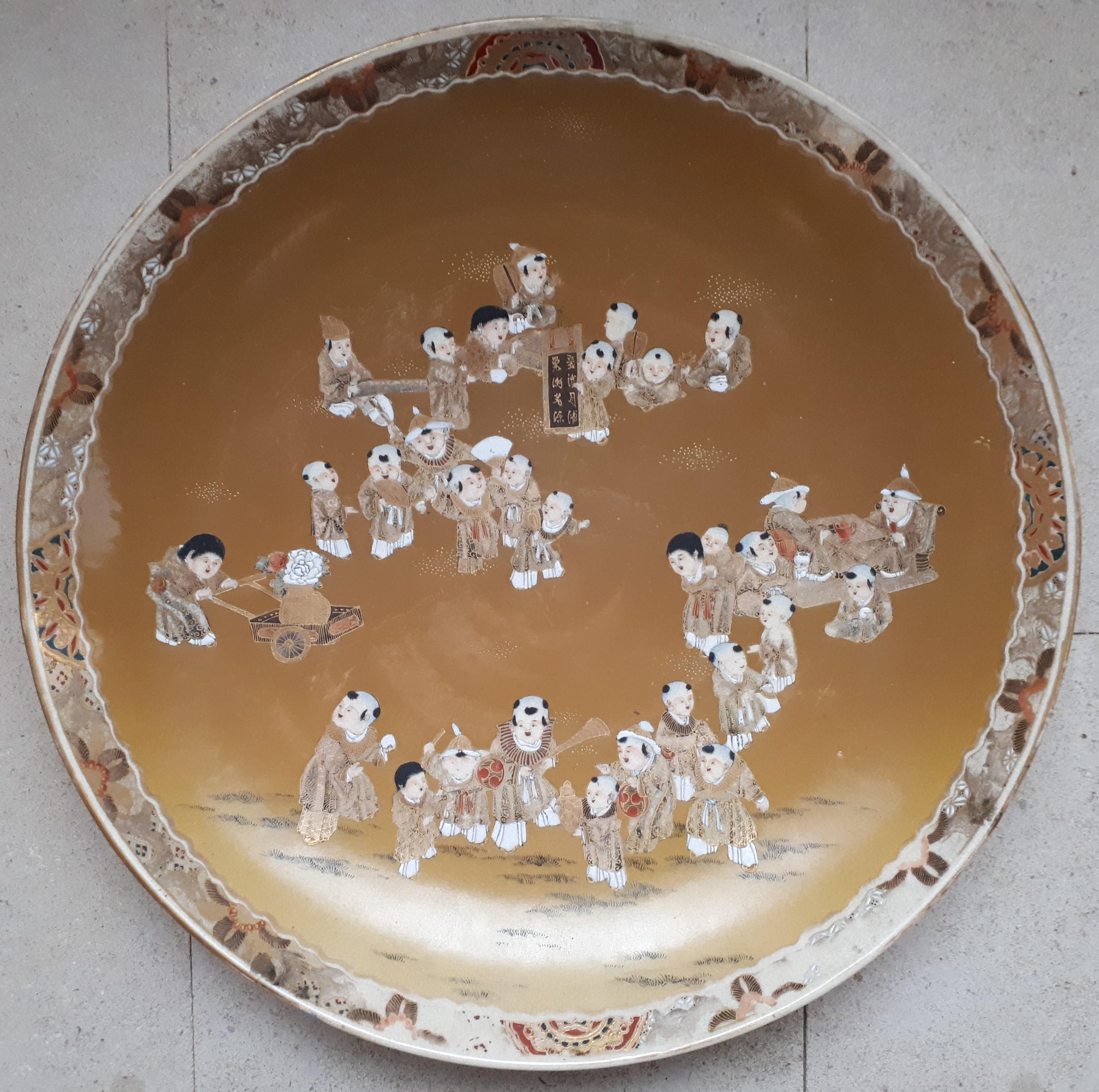 Large Satsuma earthenware dish decorated with 