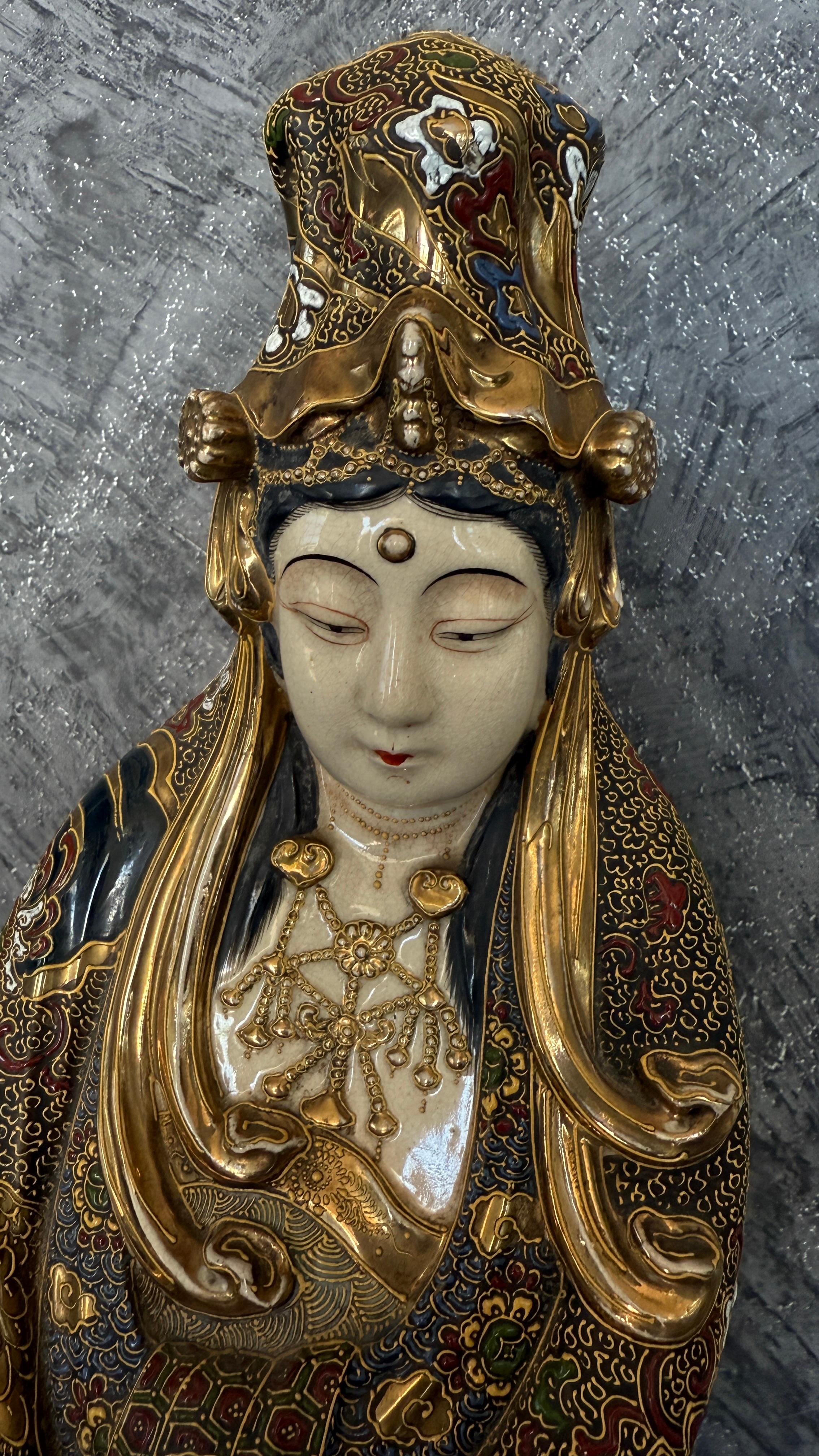 Gran estatua satsuma Guayin del siglo XX, en muy buen estado. 