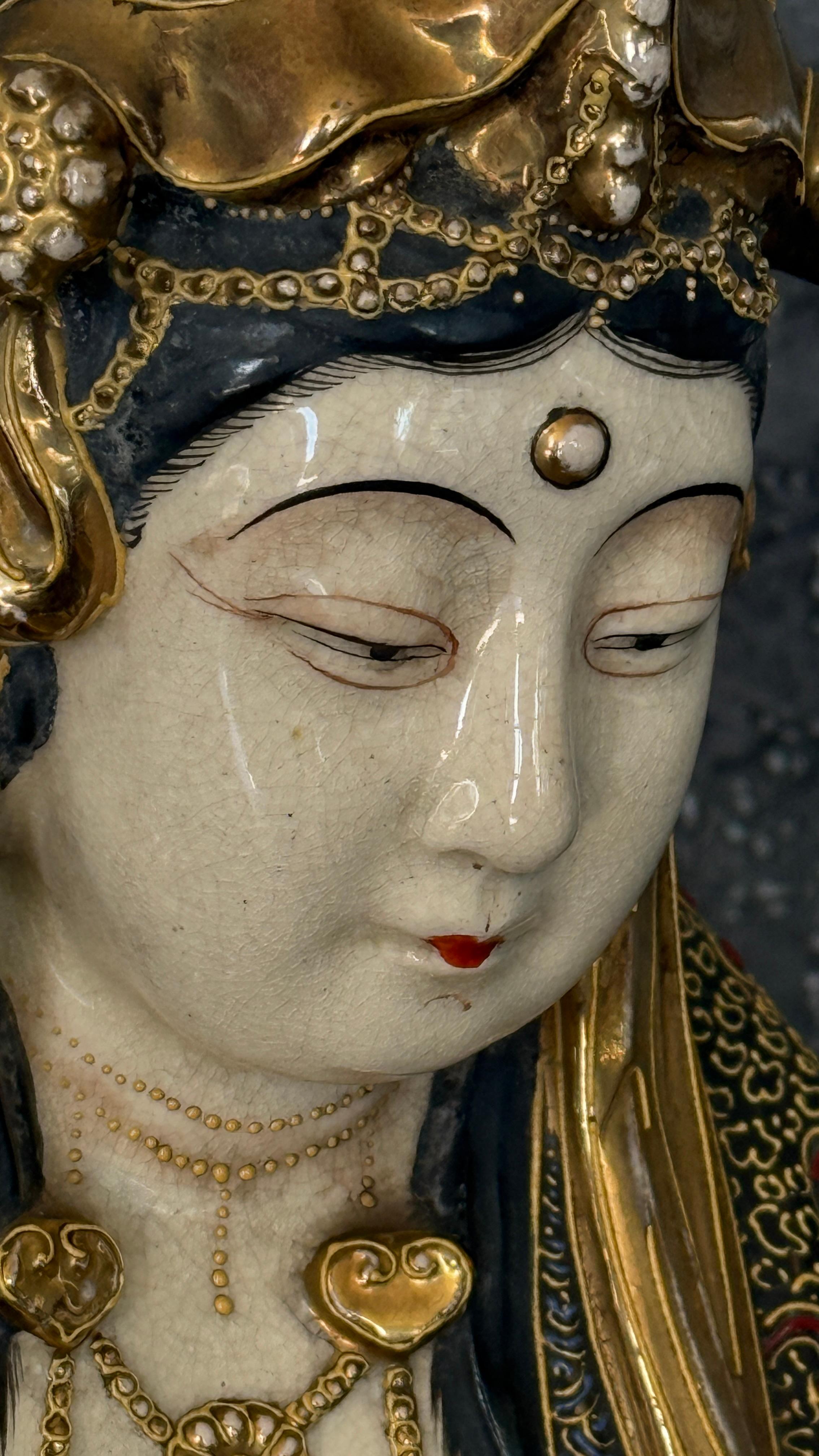 Gran estatua japonesa Satsuma Guanyin en venta 2
