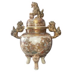 Large Japanese Satsuma Lidded Jar with Fu Dogs, Meiji Period, 19th Century.