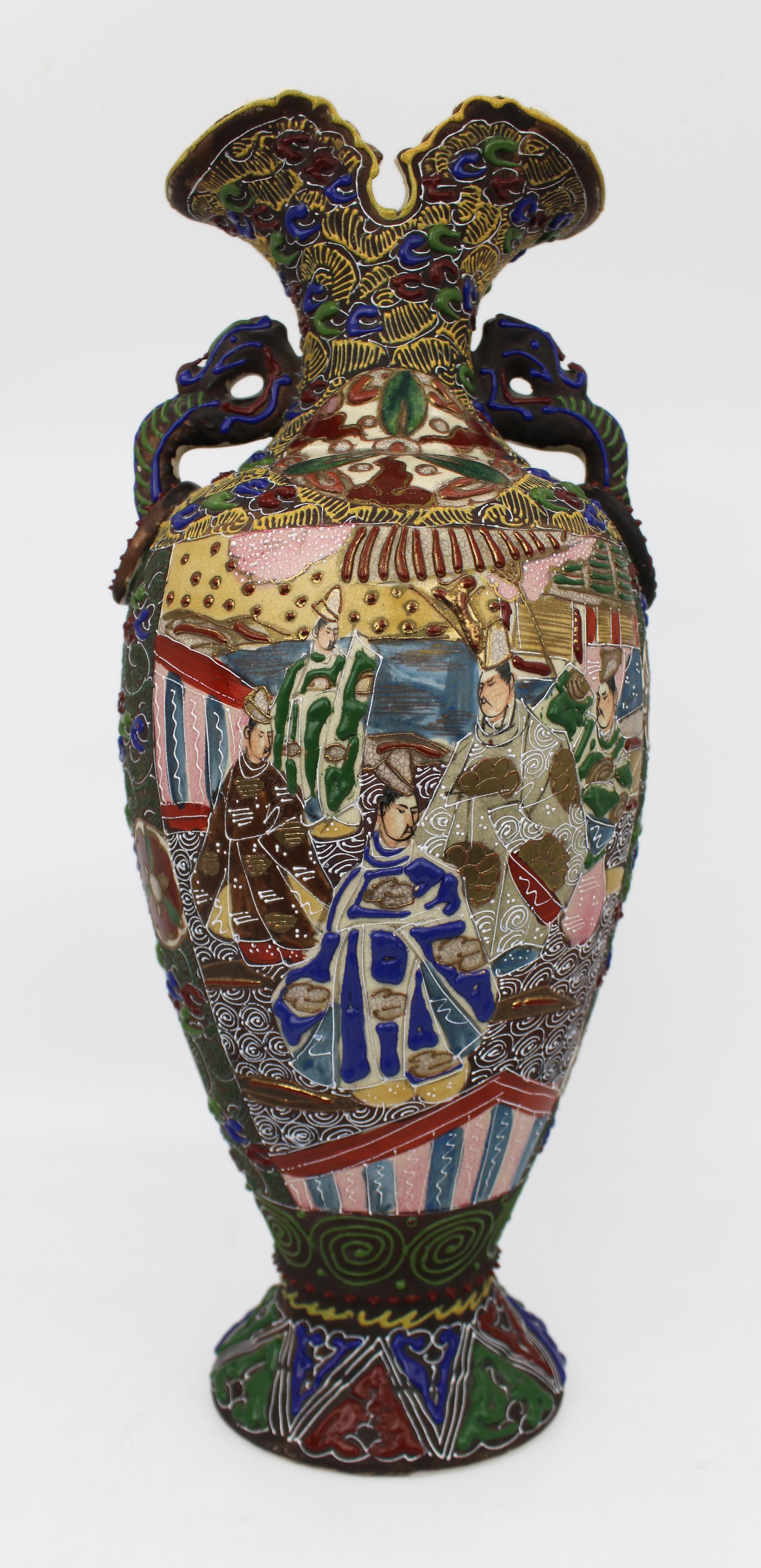 Große japanische Satsuma-Moriage-Vase mit figuraler Verzierung, um 1890
Zum Verkauf angeboten wird eine große und optisch auffallende japanische Satsuma-Vase aus dem späten 19. Jahrhundert, um 1890.

Dieses große Gefäß ist reich verziert in der