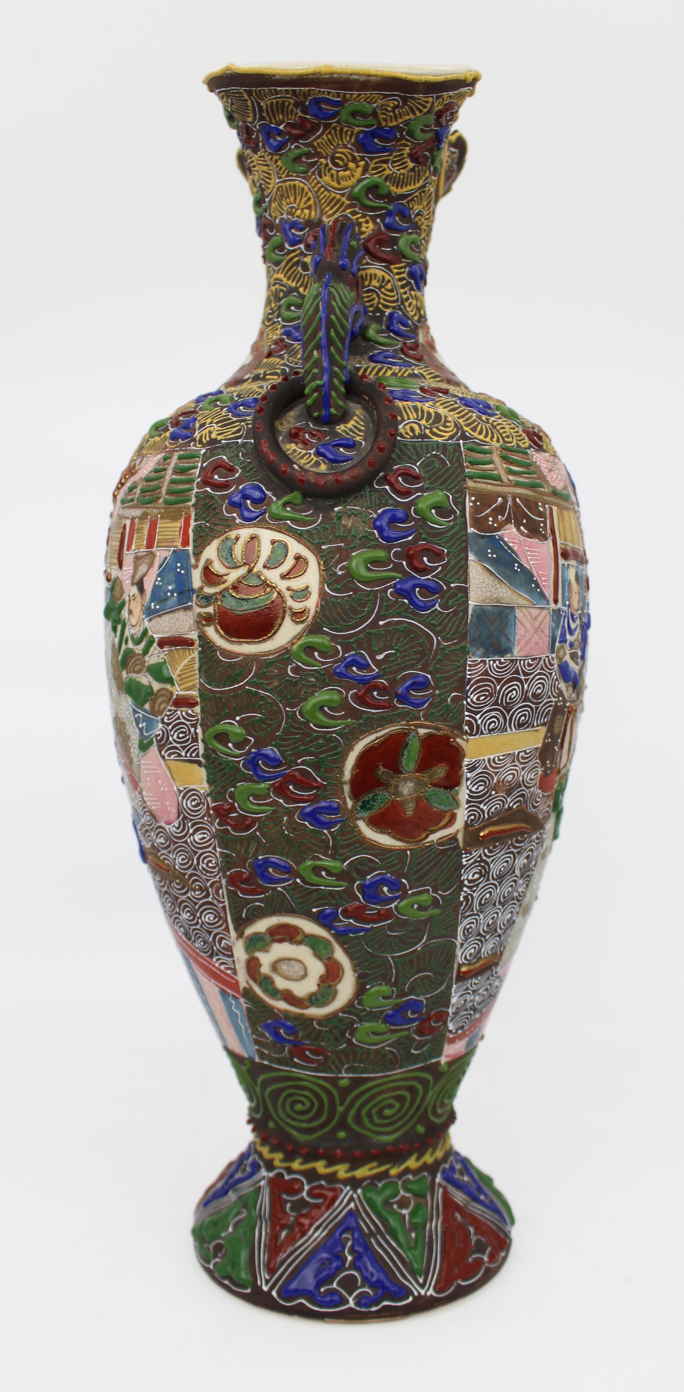 Große japanische Satsuma-Moriage-Vase mit figuraler Verzierung, um 1890 (Japanisch) im Angebot