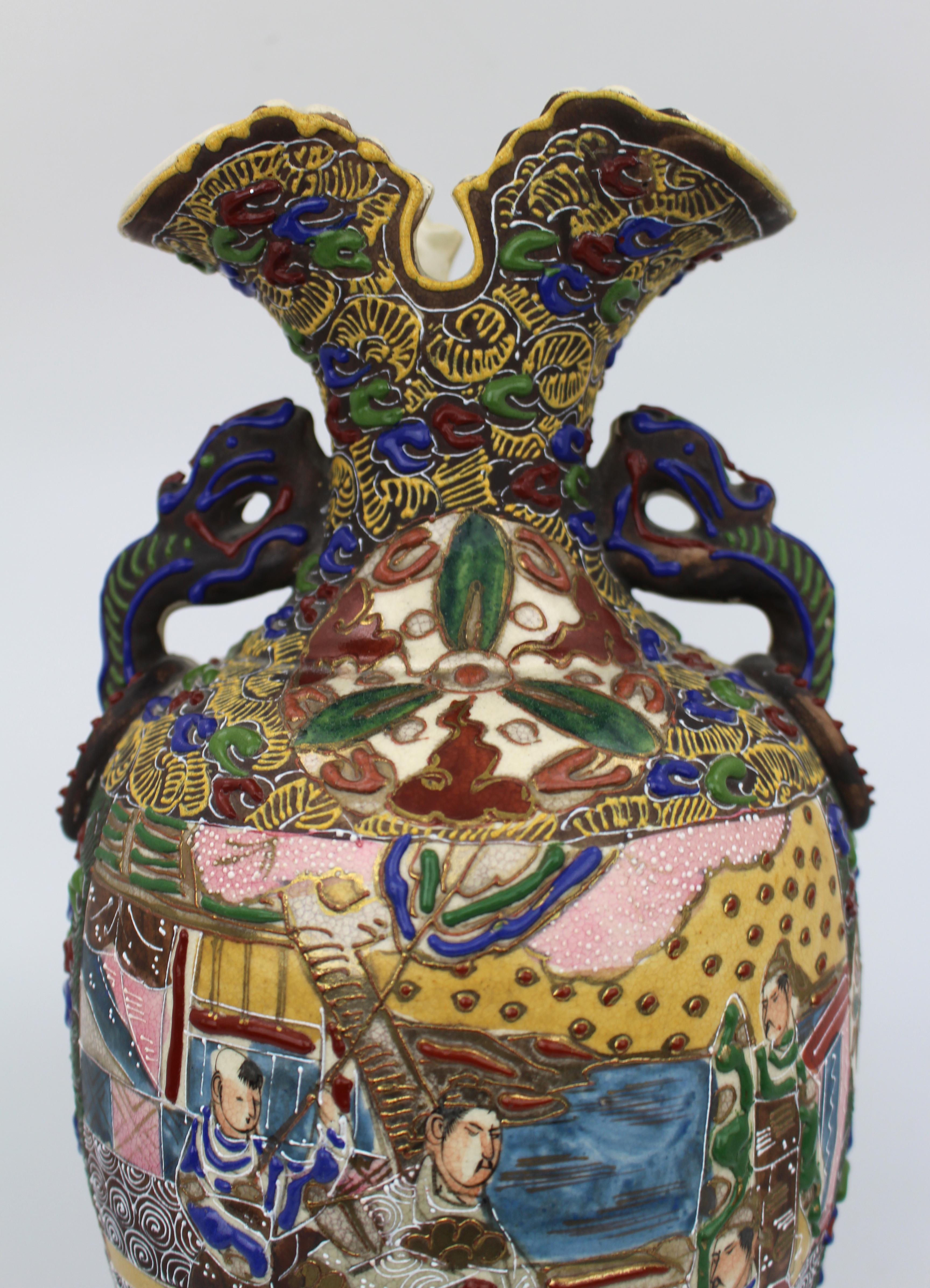 Große japanische Satsuma-Moriage-Vase mit figuraler Verzierung, um 1890 (19. Jahrhundert) im Angebot
