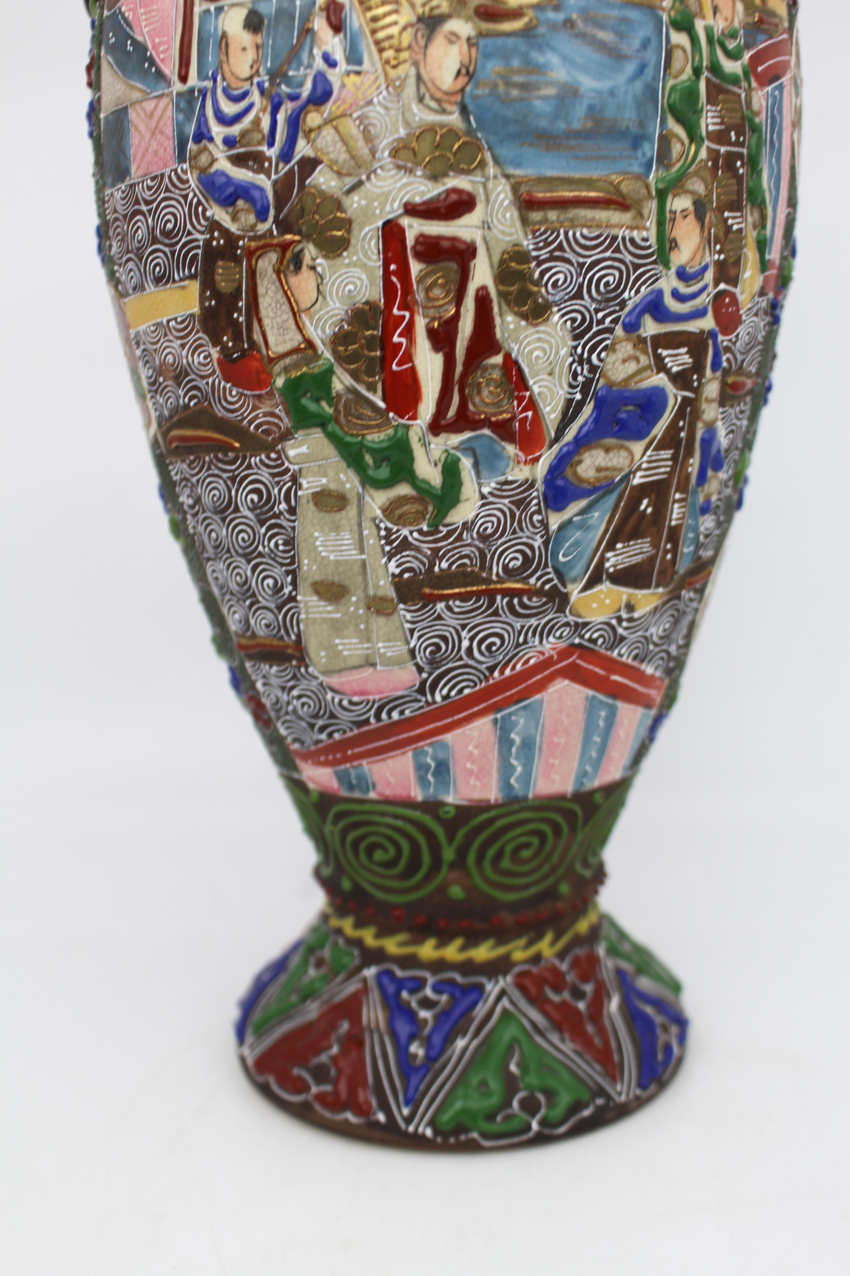 Große japanische Satsuma-Moriage-Vase mit figuraler Verzierung, um 1890 (Porzellan) im Angebot
