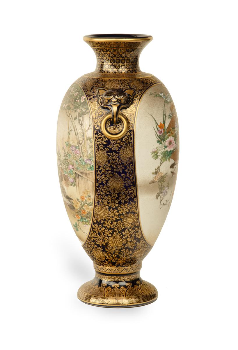 Als Teil unserer Sammlung japanischer Kunstwerke freuen wir uns, diese fein dekorierte Satsuma-Vase aus der Meiji-Periode (1868-1912) anbieten zu können, die aus den hoch angesehenen Kinkozan-Studios in Kyoto stammt. Diese große Vase ist wunderschön