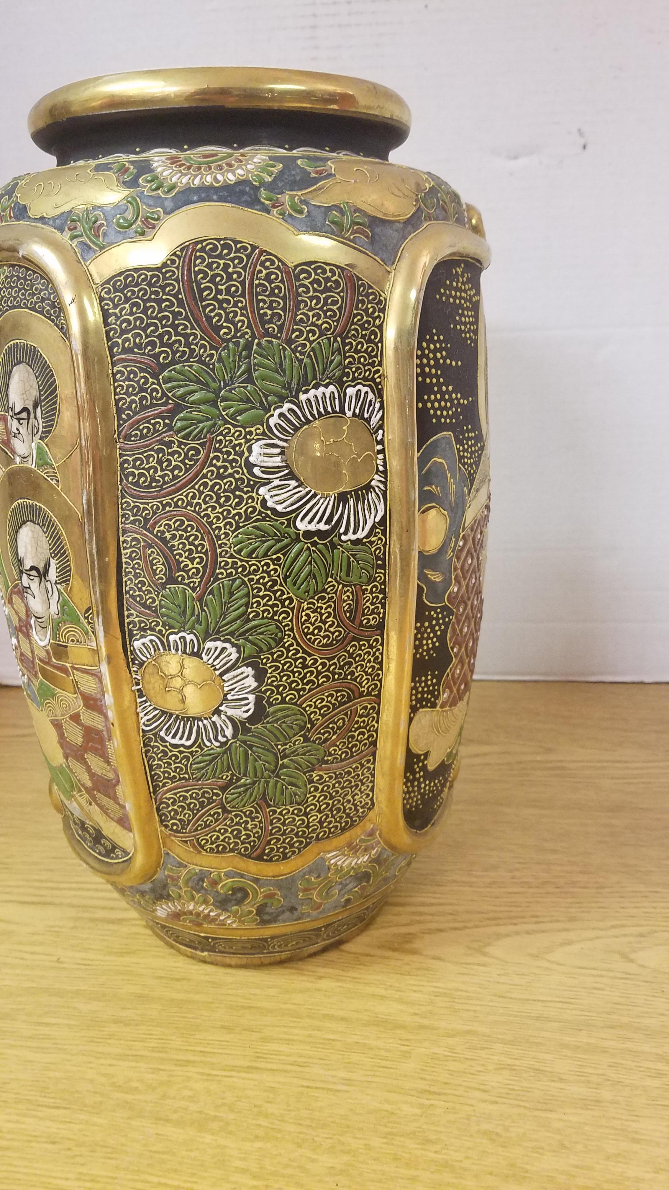 Large Japanese Satsuma Vase In Good Condition For Sale In Livingston, NJ