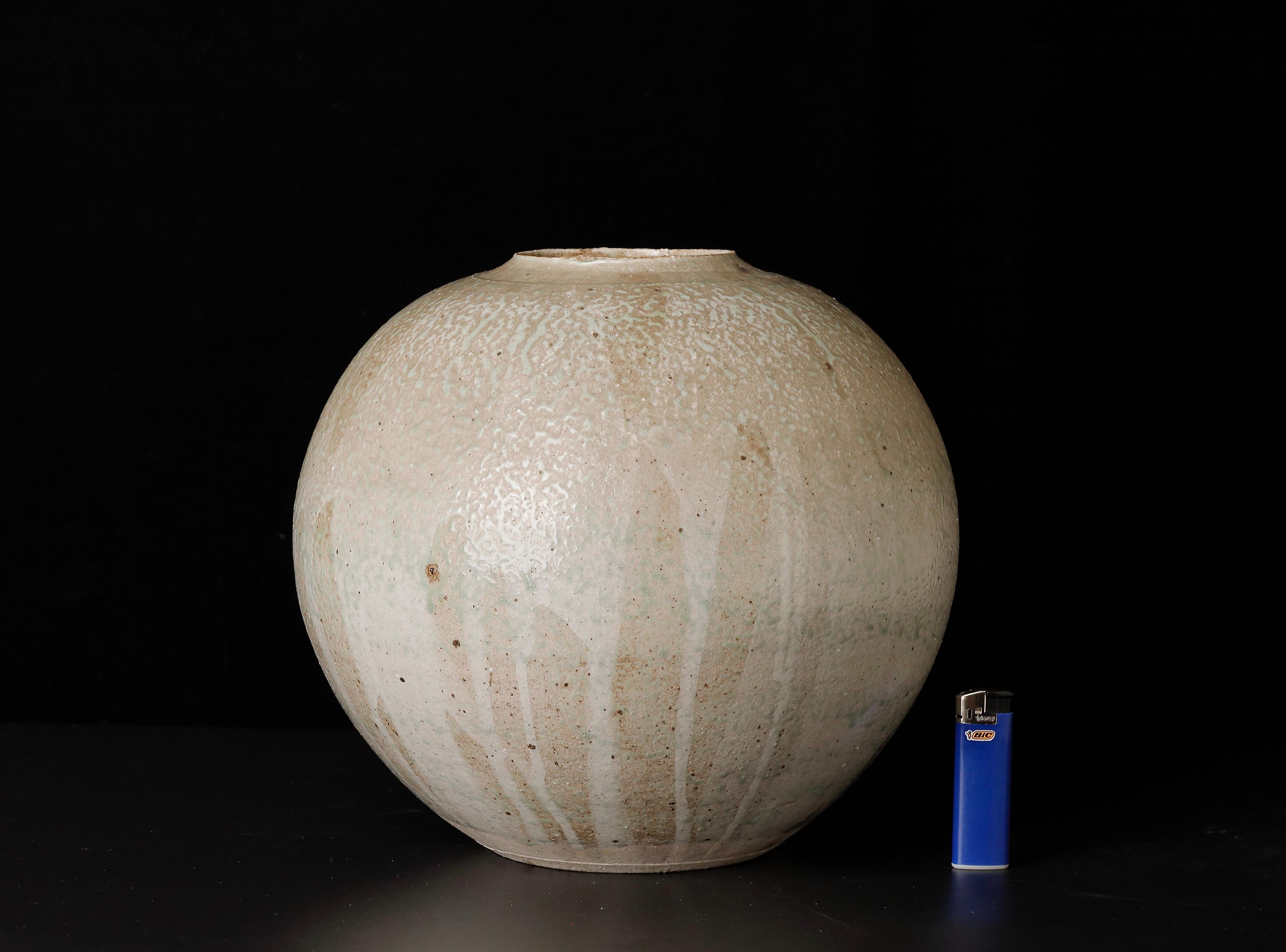 Grand vase en céramique de belle forme  


Taille : L.29 cm ( 11.5 inch), D.29 cm ( 11.5 inch) H.27cm ( 10.5 inch)

Poids : vase 6kg (13 lb ) 

Acheteurs internationaux - Veuillez noter :
-Les droits, taxes et frais d'importation ne sont pas