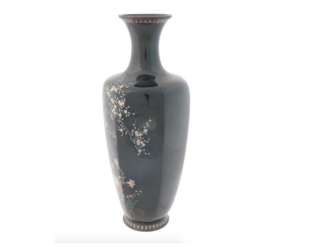 Japonais Grand vase japonais ancien en émail cloisonné représentant des oiseaux volant dans un jardin en vente