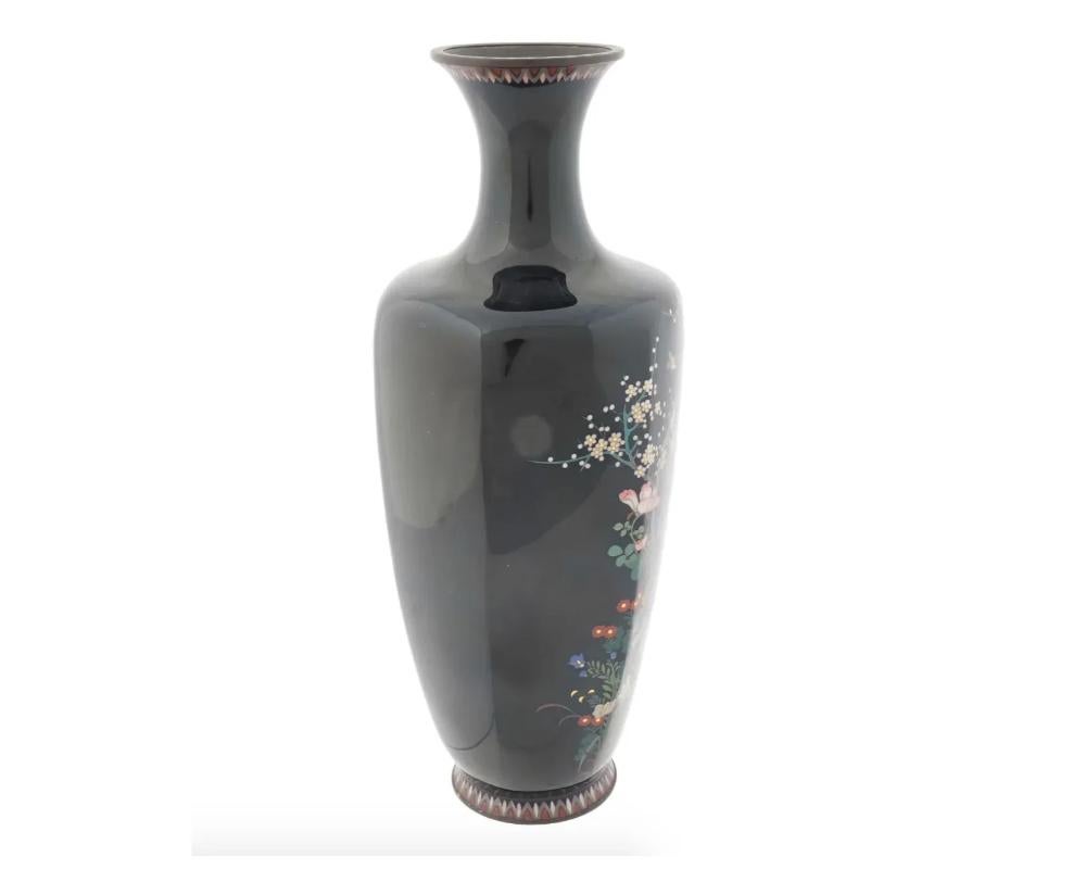 Cloisonné Grande vaso antico Meiji giapponese in smalto cloisonne Uccelli che volano in giardino in vendita
