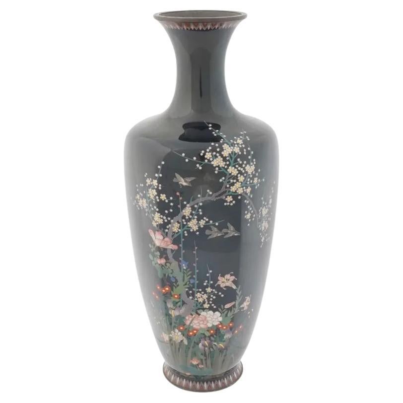 Grand vase japonais ancien en émail cloisonné représentant des oiseaux volant dans un jardin en vente