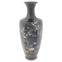 Grand vase japonais ancien en émail cloisonné représentant des oiseaux volant dans un jardin