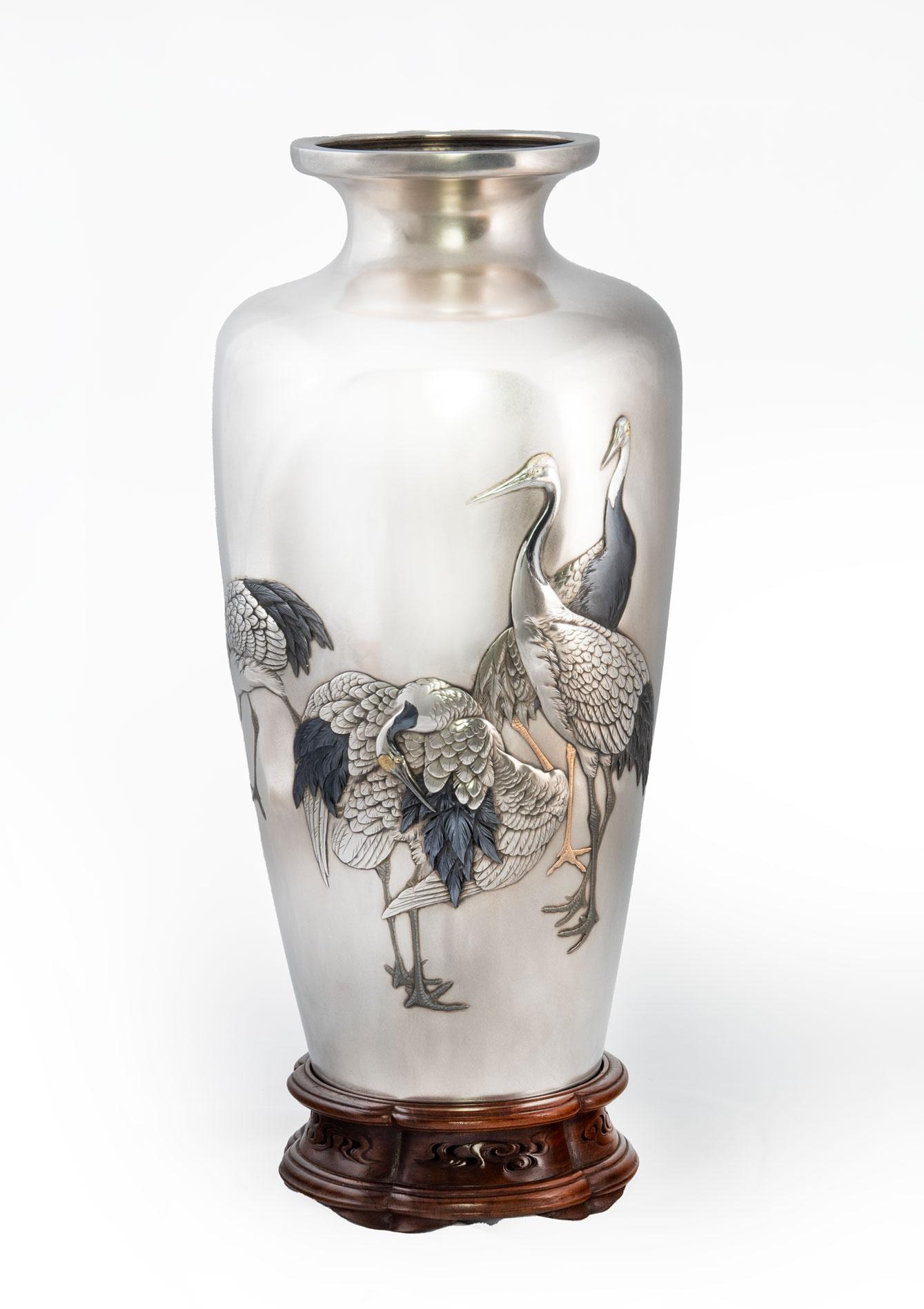 Dans le cadre de notre collection d'œuvres d'art japonaises, nous sommes ravis d'offrir ce vase en argent pur et en métal mixte de grande taille et de qualité exceptionnelle, datant de la fin de la période Meiji (1868-1912) et du début de la période