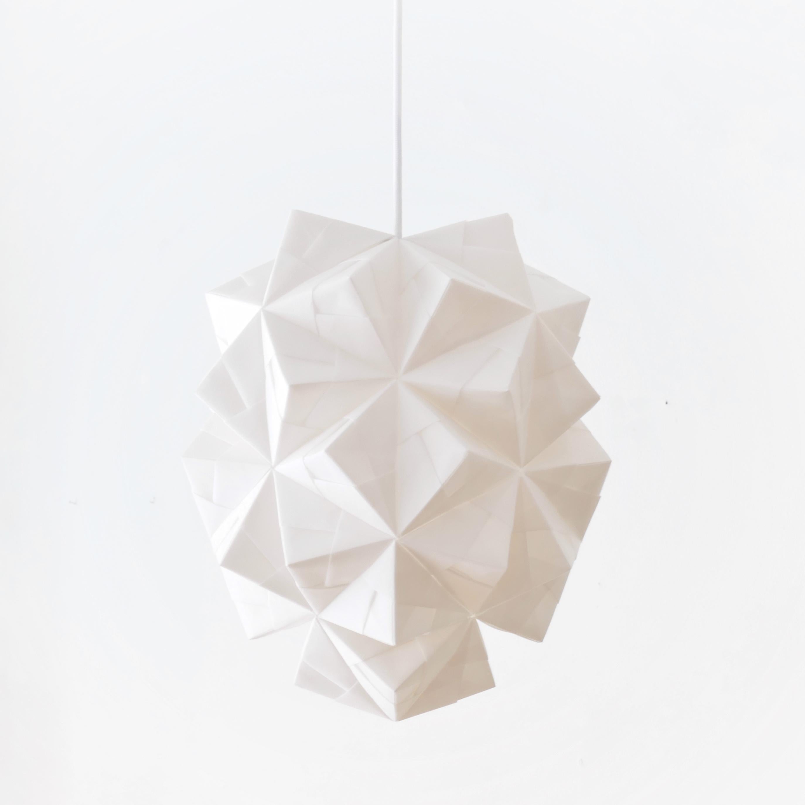 Questo pendente di carta bianca in stile giapponese L'illuminazione 