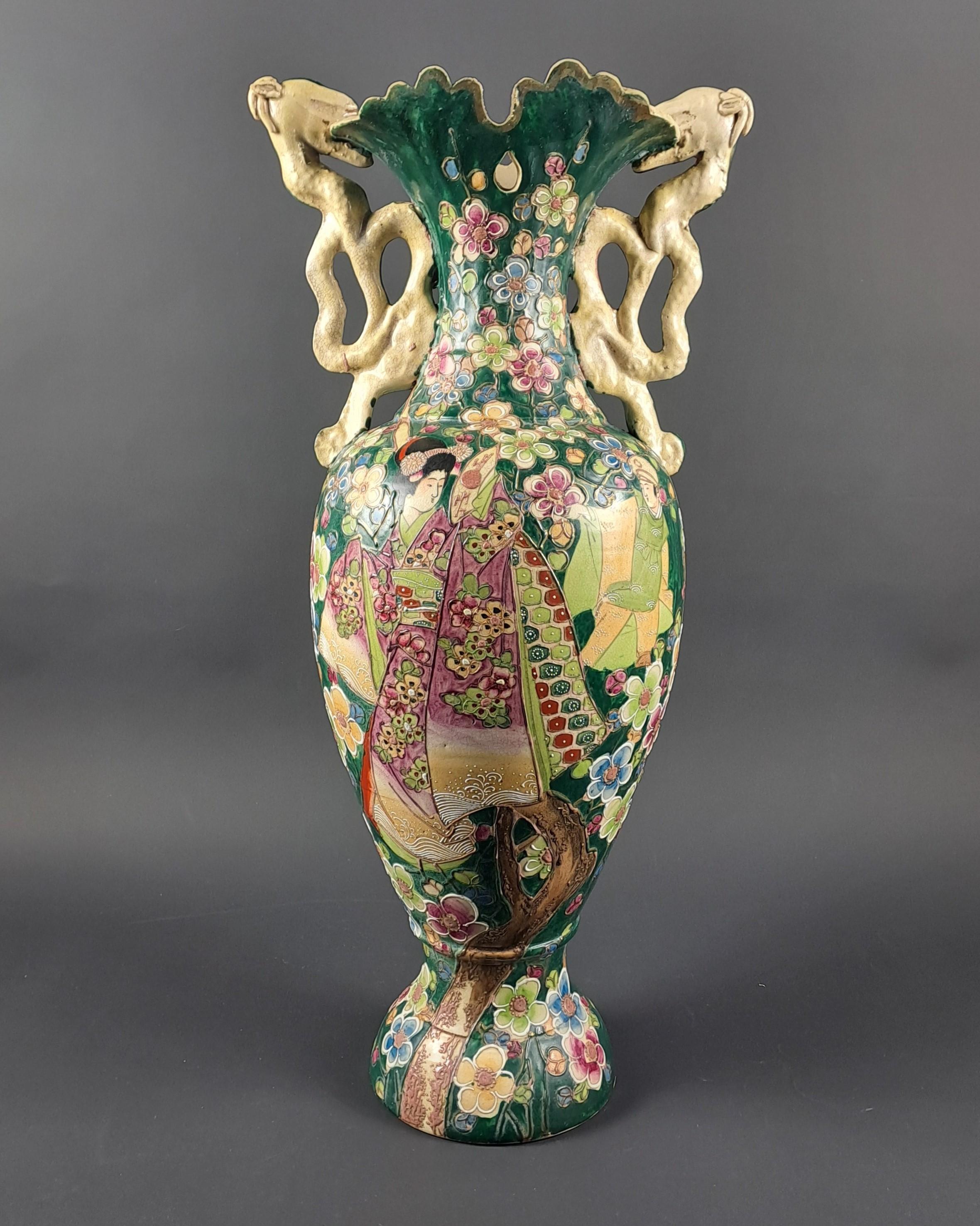 Japonisme Grand vase japonais avec décor Geisha en vente