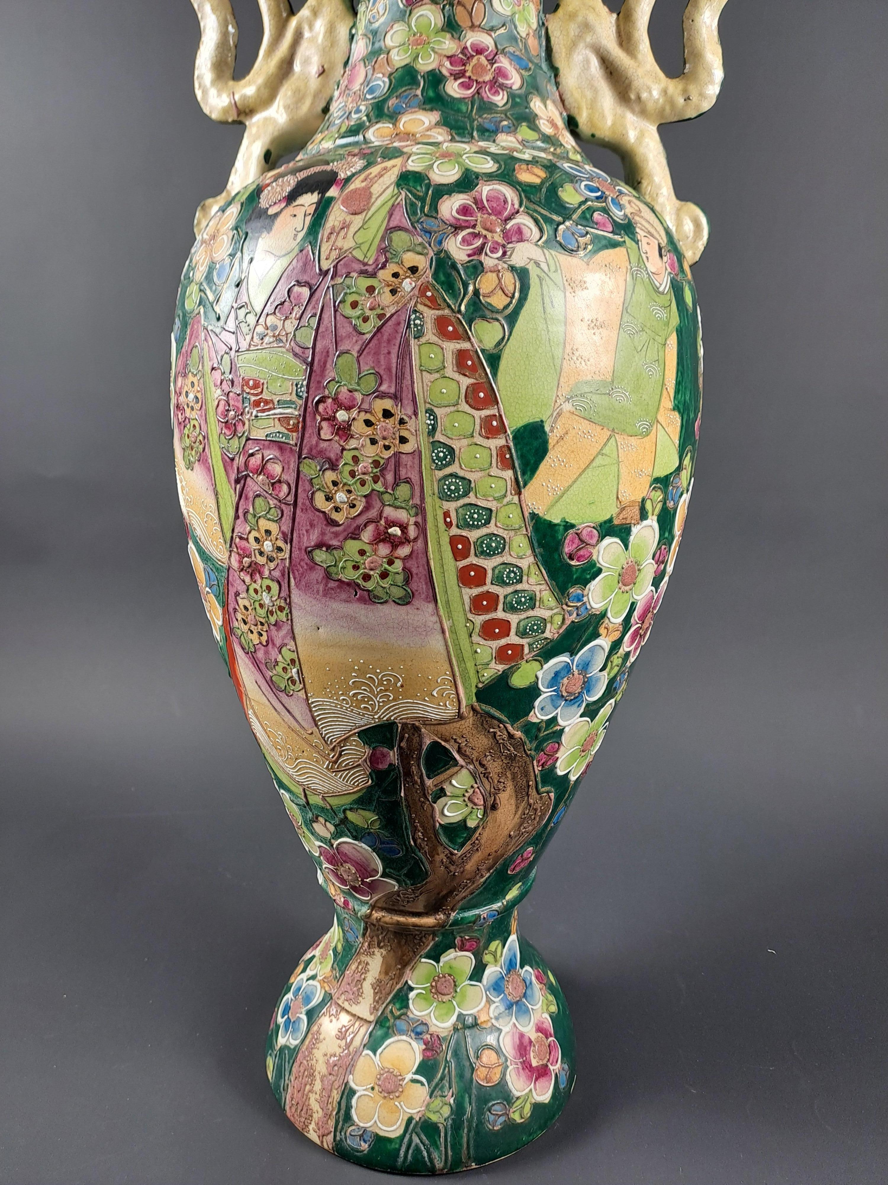 XIXe siècle Grand vase japonais avec décor Geisha en vente