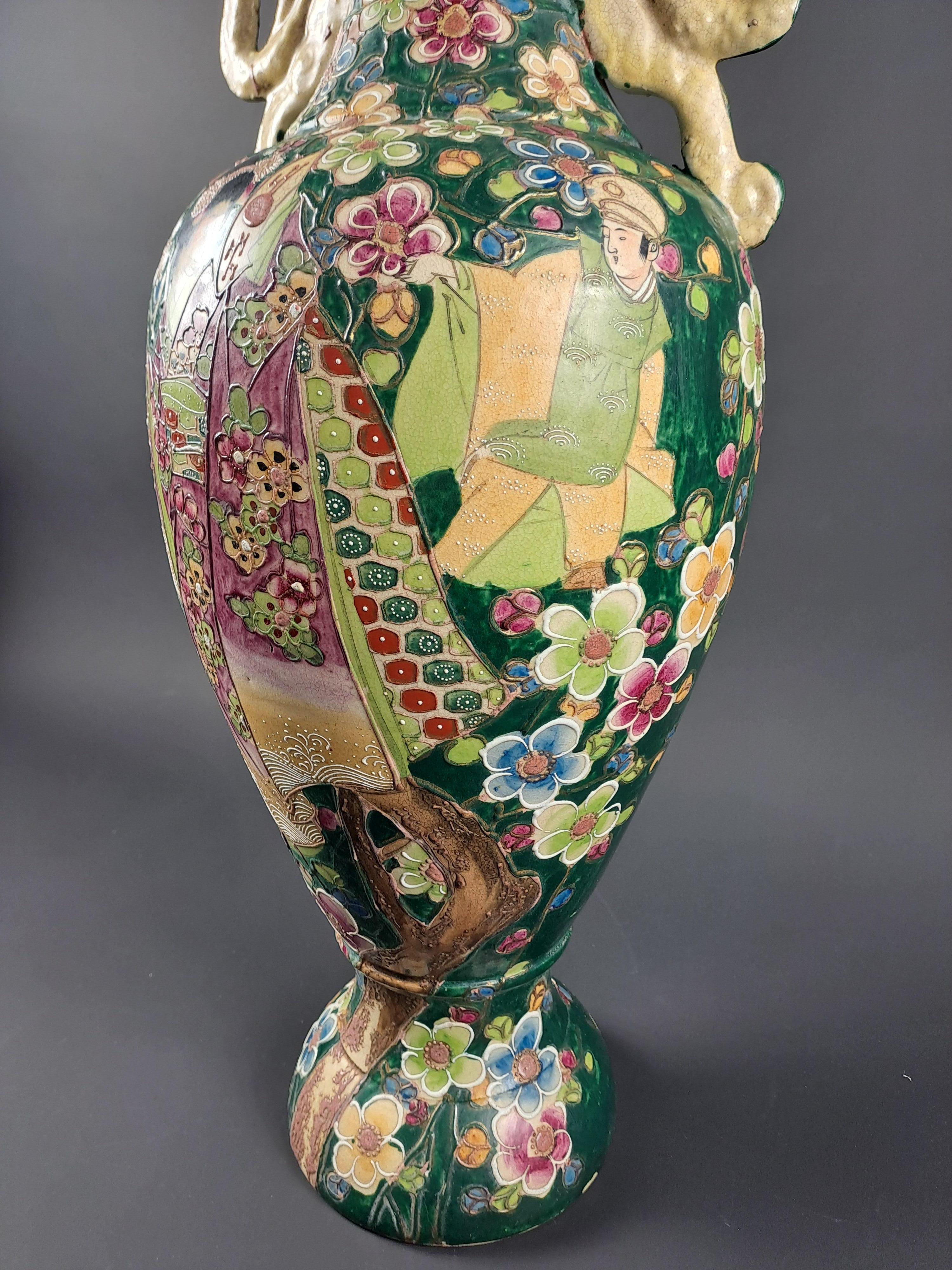 Porcelaine Grand vase japonais avec décor Geisha en vente