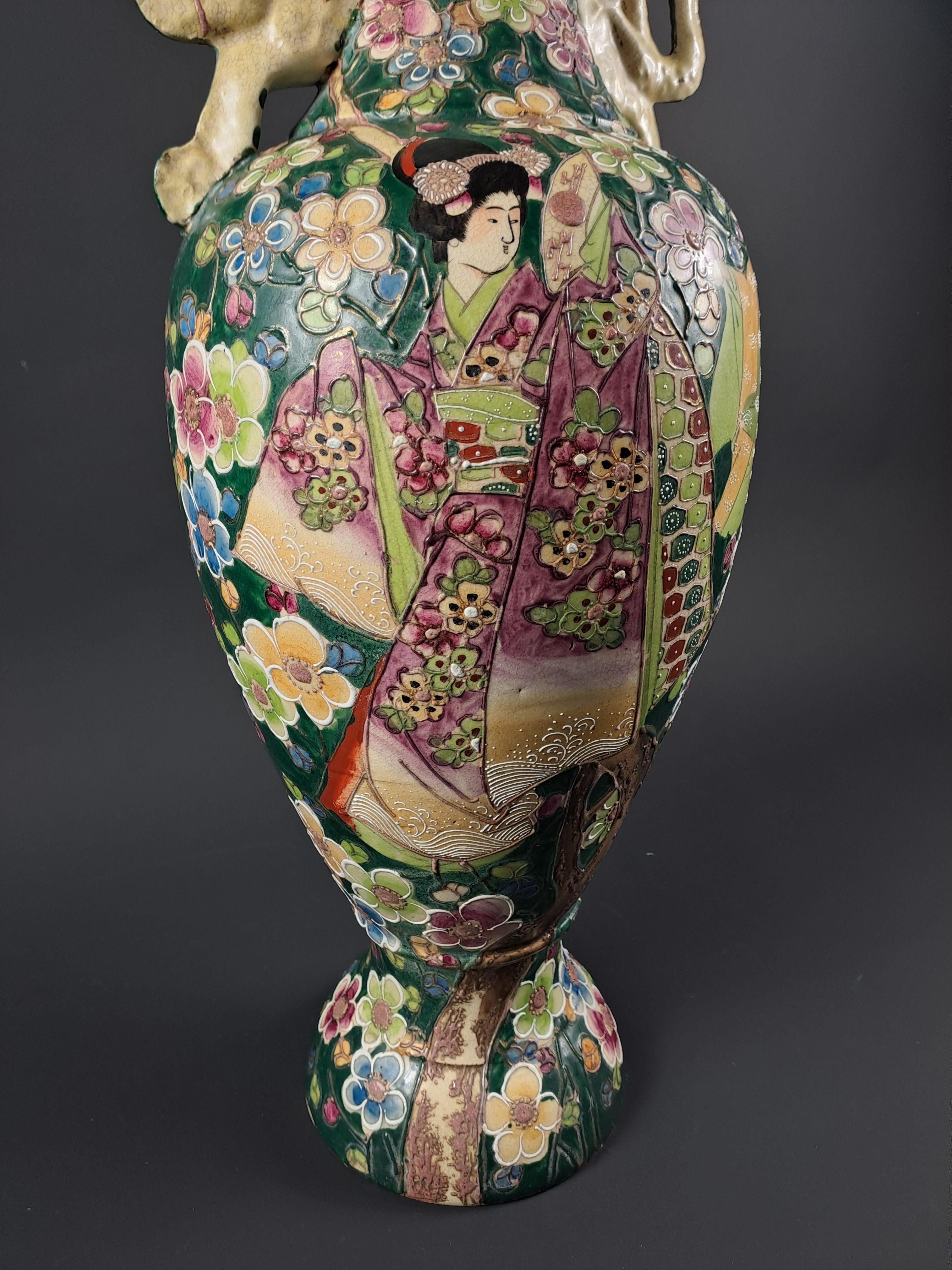 Grand vase japonais avec décor Geisha en vente 1