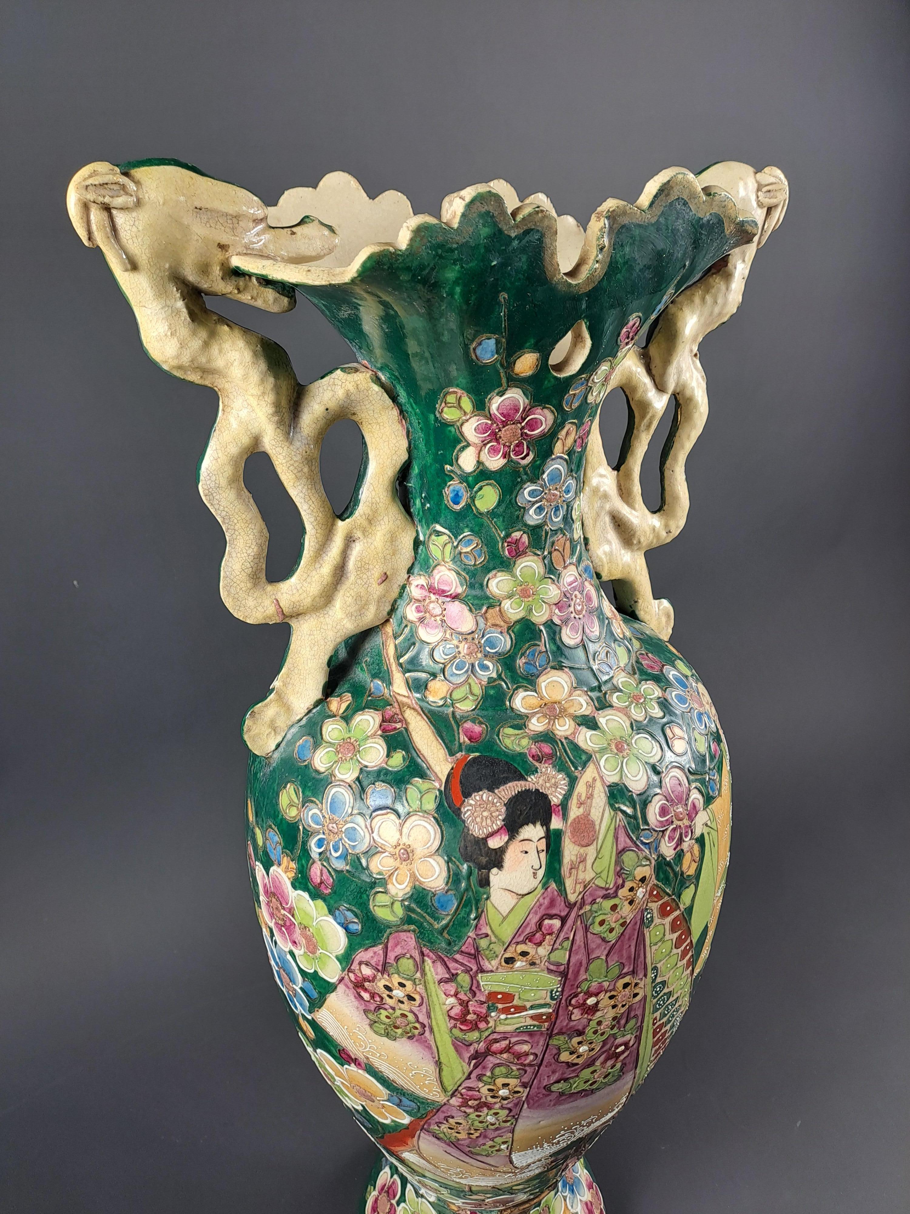 Grand vase japonais avec décor Geisha en vente 2