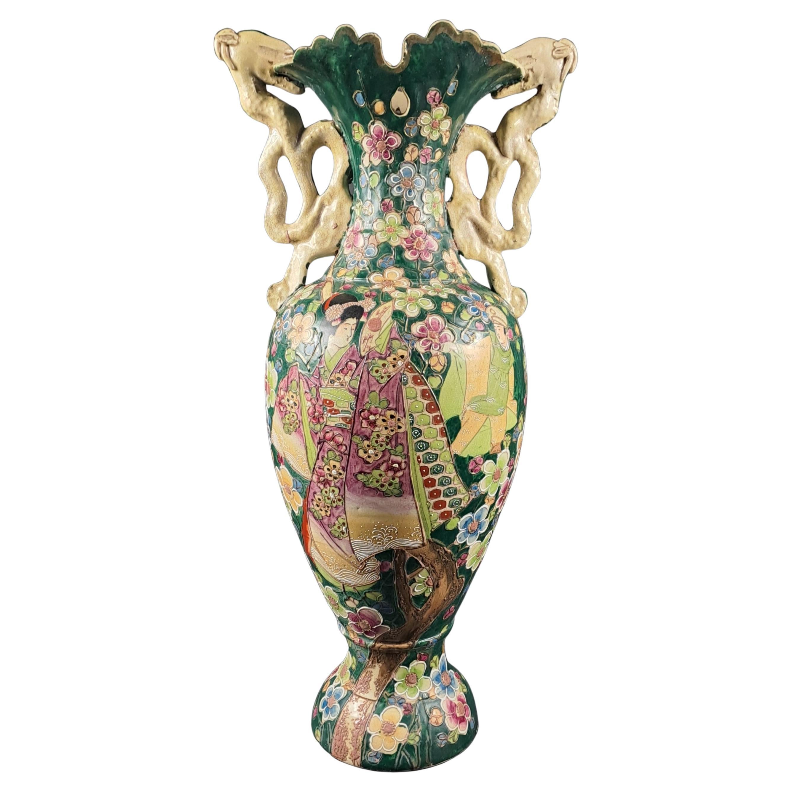 Grande vaso giapponese con decorazioni geisha