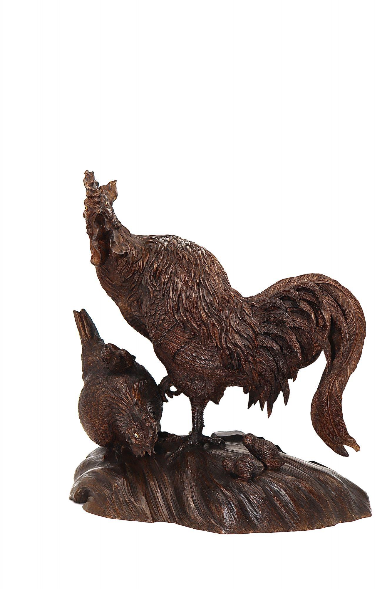 Bois Grand Okimono japonais du 19ème siècle représentant un « coq » de bantam, une poule et des poulaines en vente