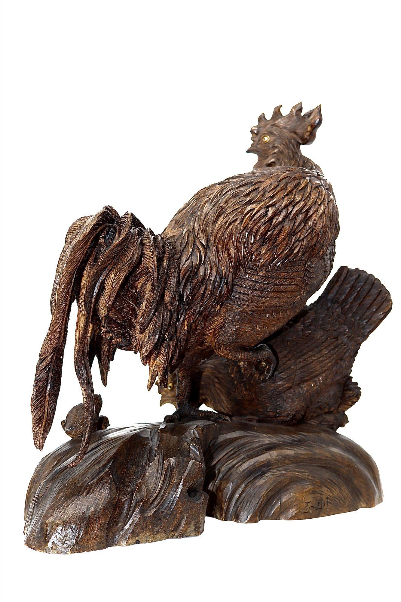Sculpté Grand Okimono japonais du 19ème siècle représentant un « coq » de bantam, une poule et des poulaines en vente