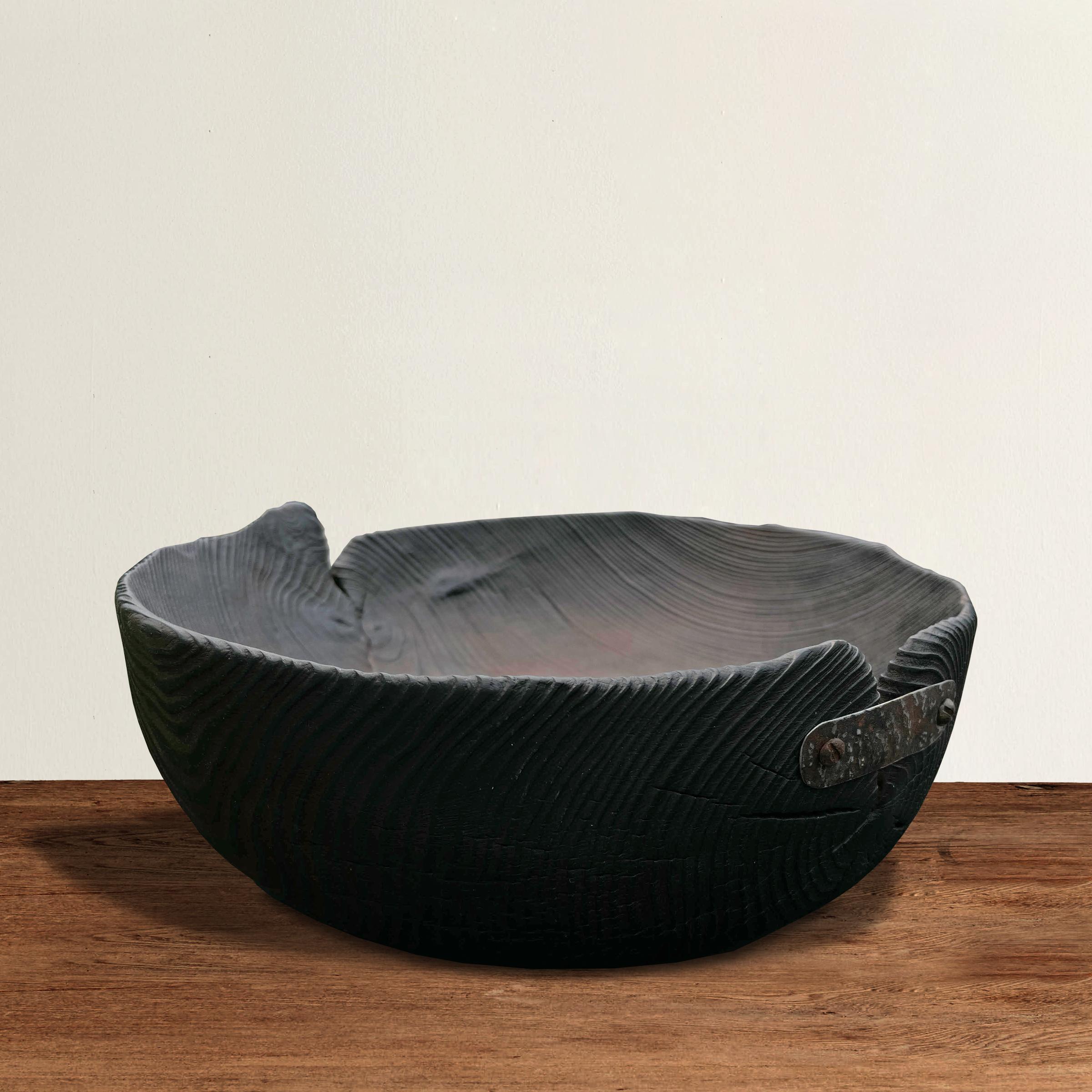 Un fantastique grand bol japonais sculpté dans une seule pièce de pin et avec une belle finition Yakisugi, ou bois brûlé. Traditionnellement, une finition yakisugi est appliquée sur les revêtements extérieurs des maisons dans l'ouest du Japon. Elle
