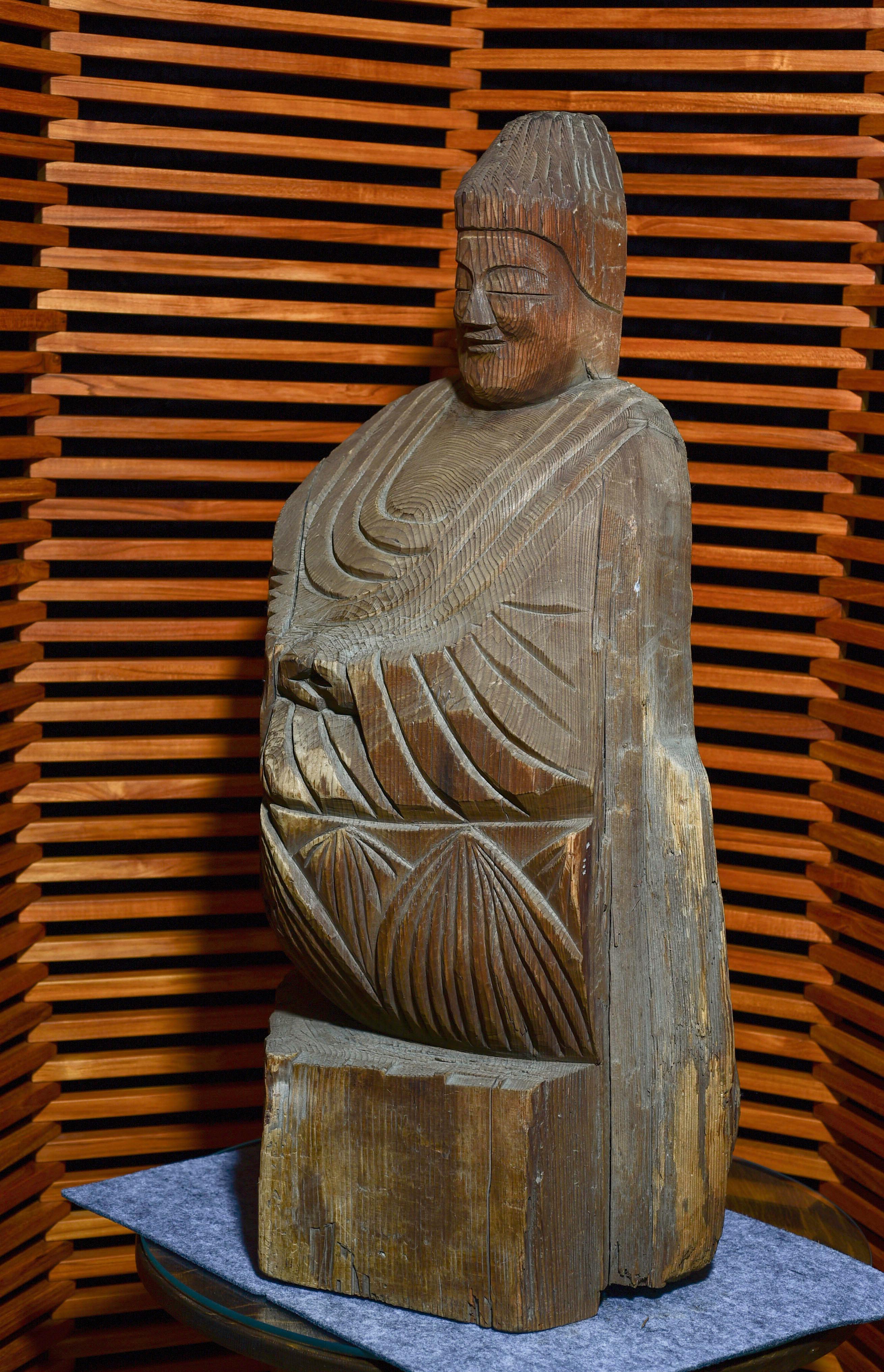 Bouddha en bois sculpté grandeur nature, probablement par le grand sculpteur japonais du 17e siècle Enku. Cette pièce, l'une des plus grandes de tous les temps, possède toutes les qualités de l'une de ses meilleures (regardez en ligne ou dans les