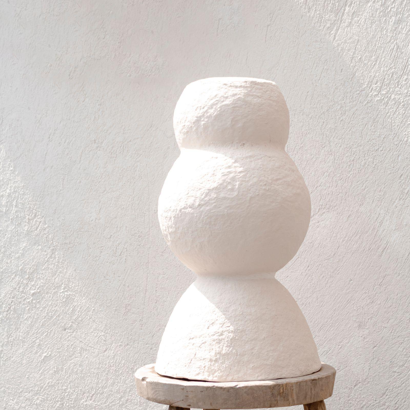 Grand vase Jarrón Oasis d'Ana Tron
Fait à la main
Dimensions : D 24 x H 40 cm
MATERIAL : Papier recyclé avec de la pâte, de la craie de peinture et du vernis mat à base d'eau. Couvercle interne en résine époxy écologique.
Disponible en noir, gris