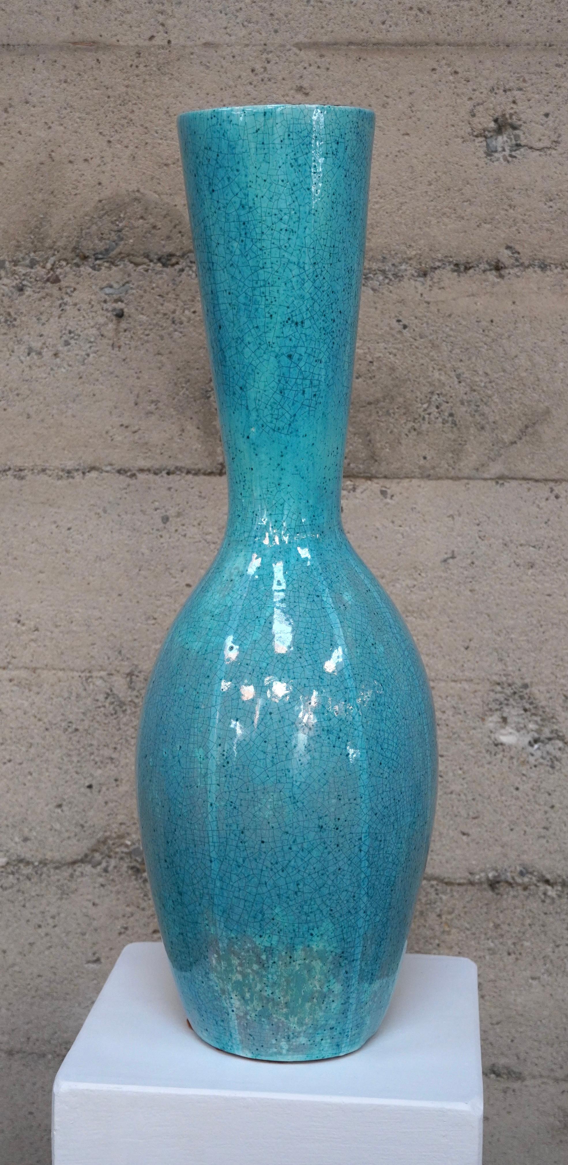 Grande recipiente in ceramica con sovrapposizione di smalto crepla blu di Jaru della California del Sud, circa anni '50. Alto e scultoreo, ha una metà superiore affusolata e verso il centro una base leggermente bulbosa. Gli esemplari di grandi