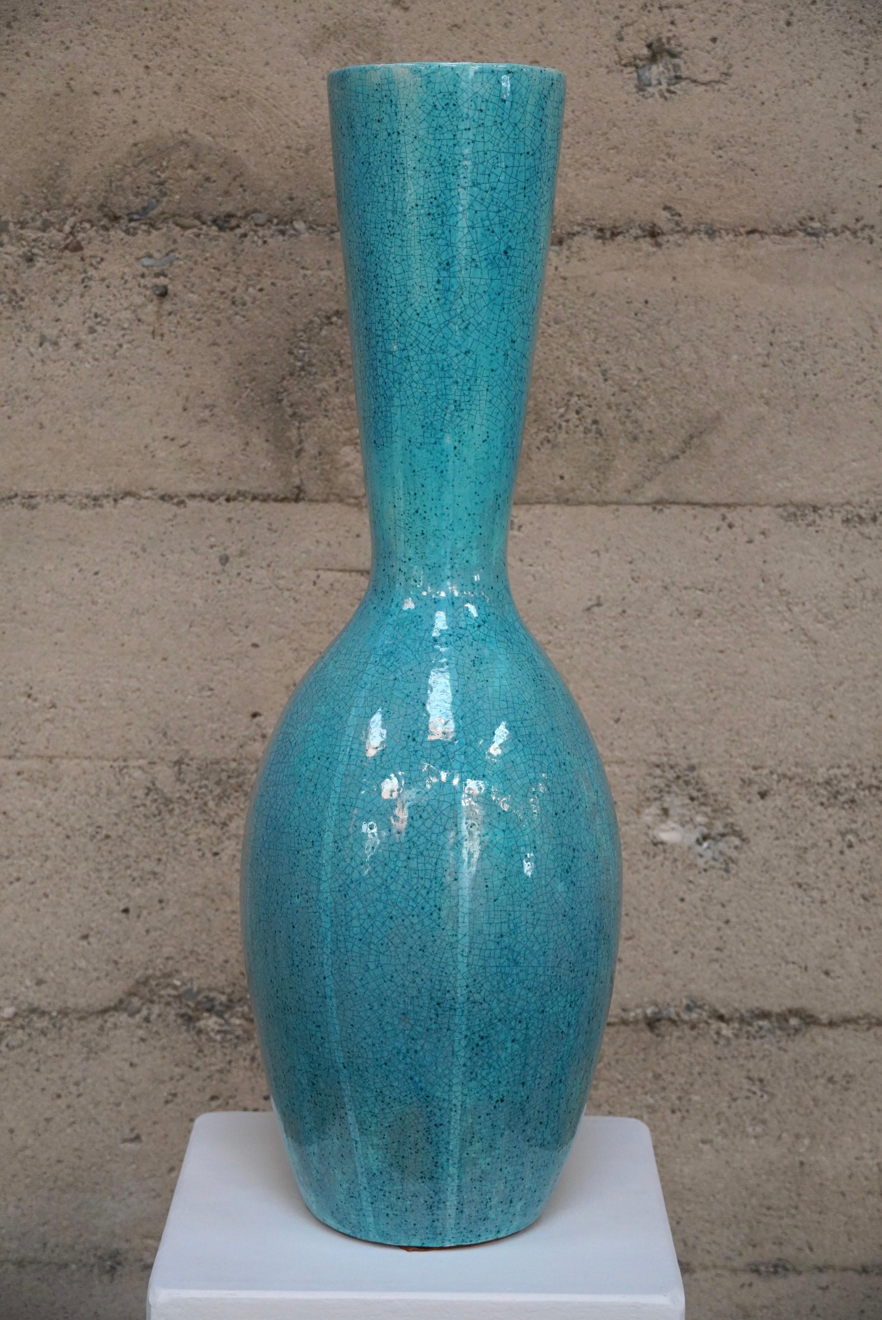 Mid-Century moderno Vaso grande in ceramica Jaru of California con smalto blu craquelé in vendita