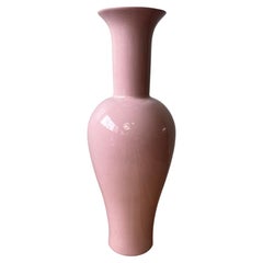 Jarrón de suelo grande de cerámica con esmalte craquelado rosa de Jaru, California, década de 1980