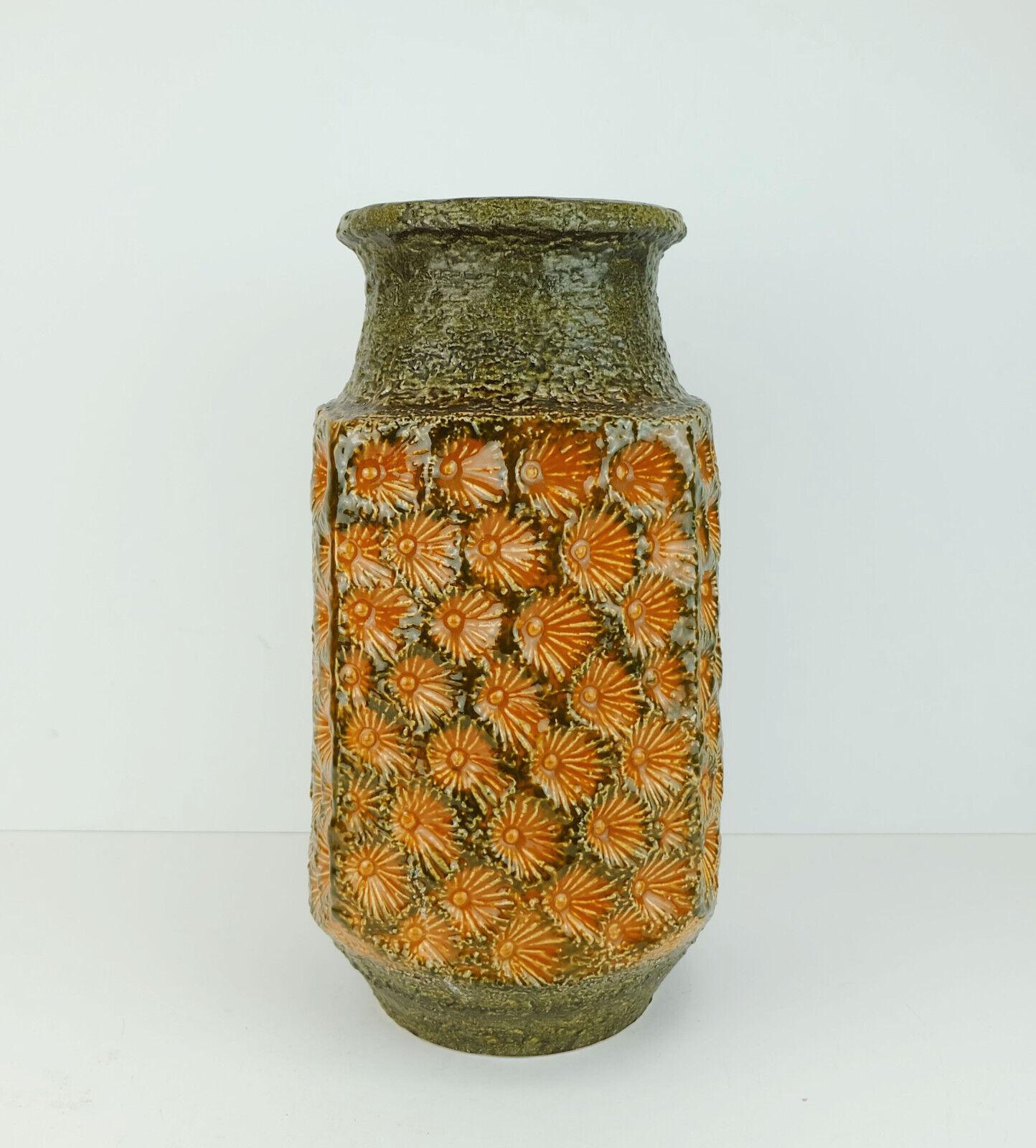 Très beau grand vase de sol du milieu du siècle fabriqué par Jasba-Keramik en Allemagne de l'Ouest dans les années 1960. Décoration en relief de fleurs stylisées en orange, vert olive et beige clair sur les quatre faces. Au-dessus et en dessous de