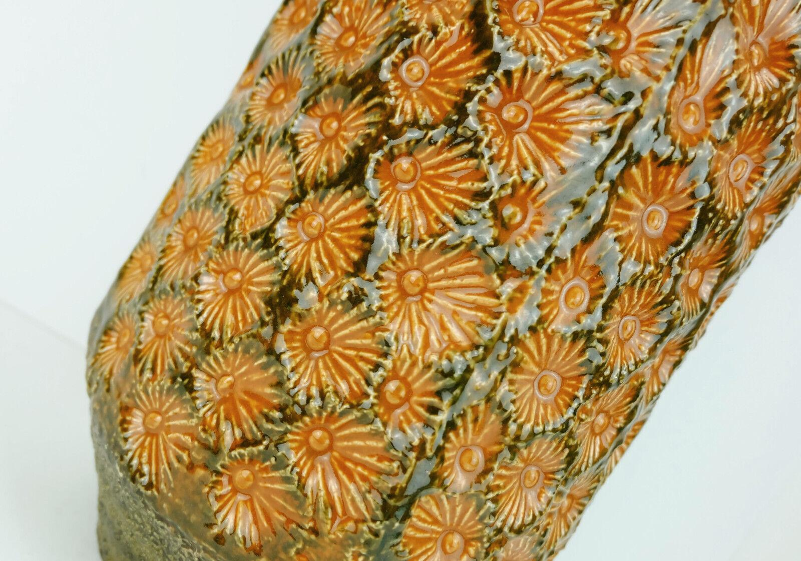 Mid-Century Modern grand vase jasba milieu du siècle vase de sol fleur relief décor en orange brown gree