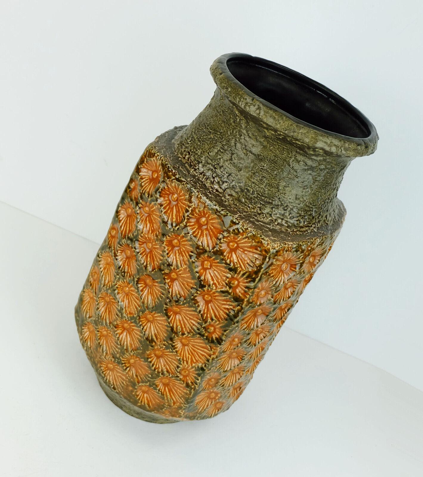 grand vase jasba milieu du siècle vase de sol fleur relief décor en orange brown gree Bon état à Mannheim, DE
