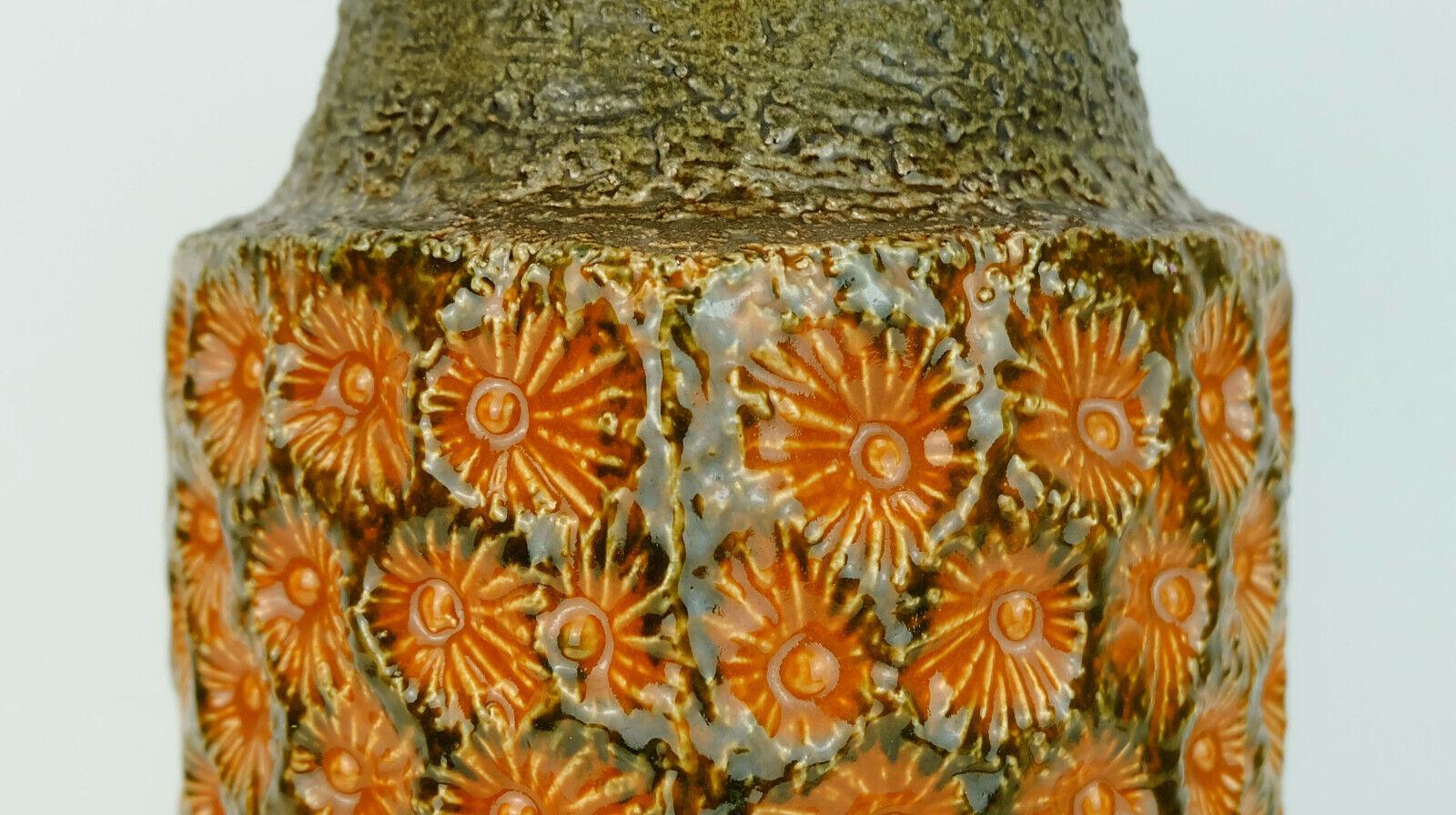 Milieu du XXe siècle grand vase jasba milieu du siècle vase de sol fleur relief décor en orange brown gree