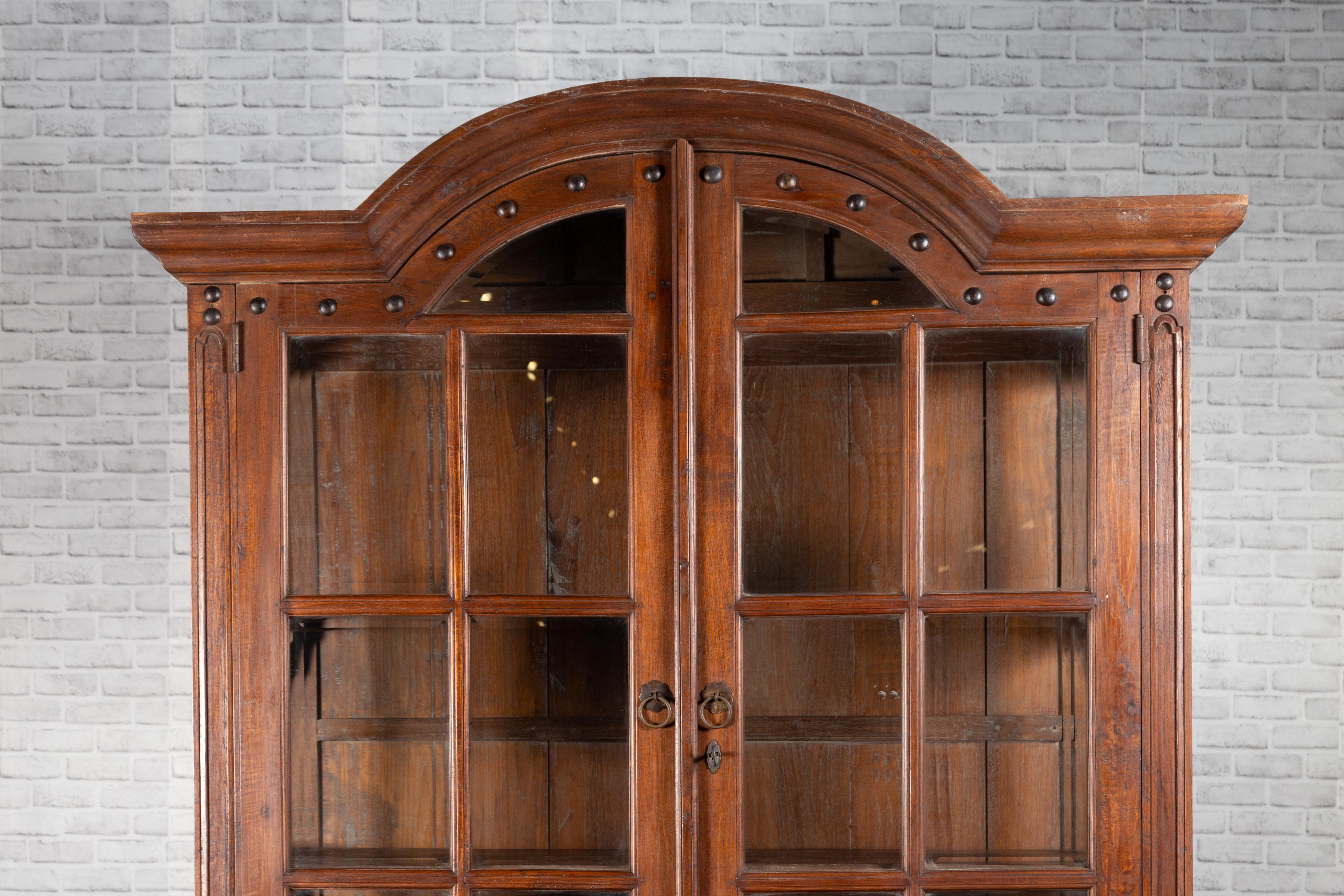 Armario Colonial Holandés con Puertas de Cristal Paneladas, Tapa de Bonete y Patas Cabriolé Javanés en venta