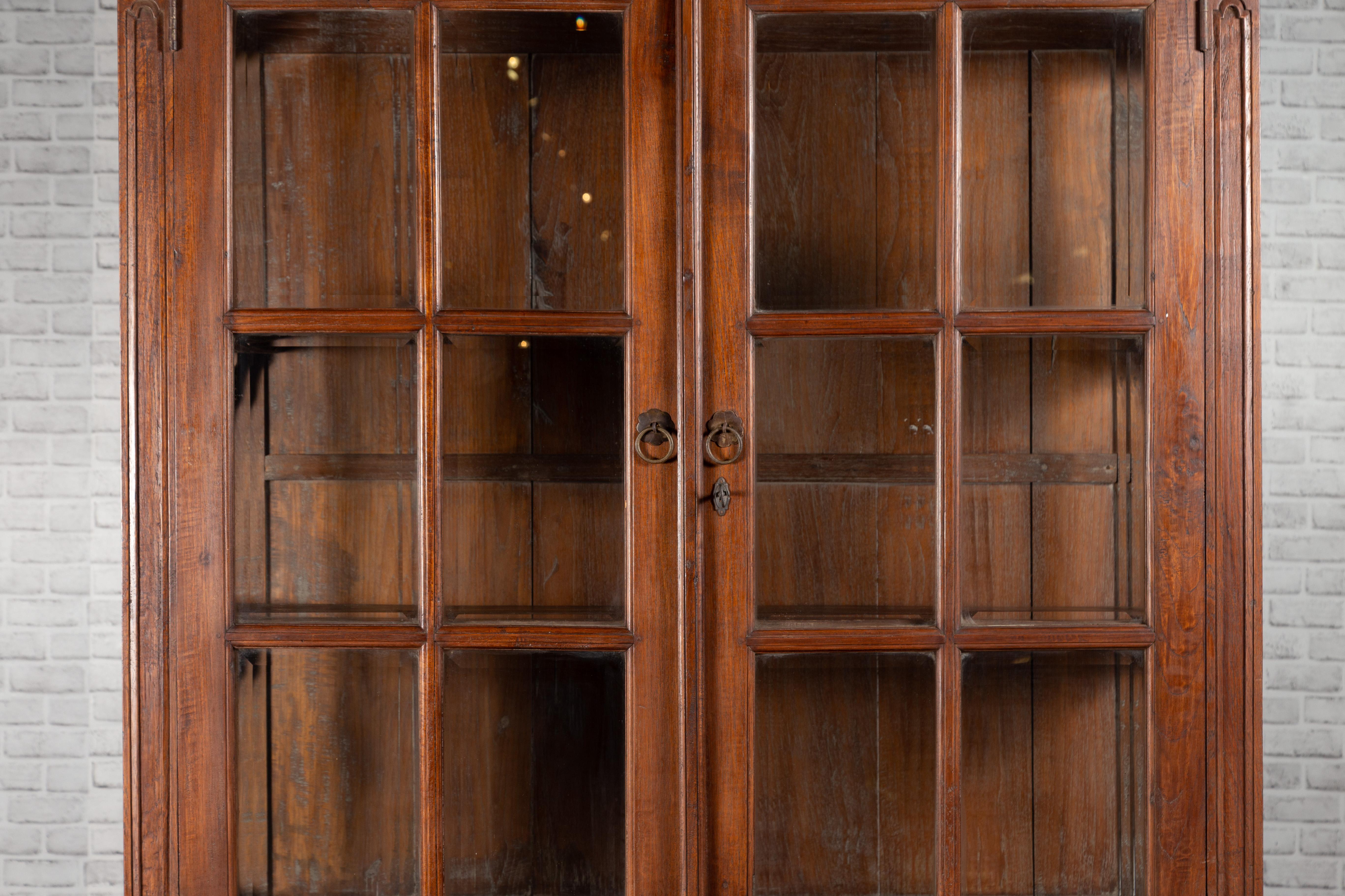 Armario Colonial Holandés con Puertas de Cristal Paneladas, Tapa de Bonete y Patas Cabriolé Tallado en venta