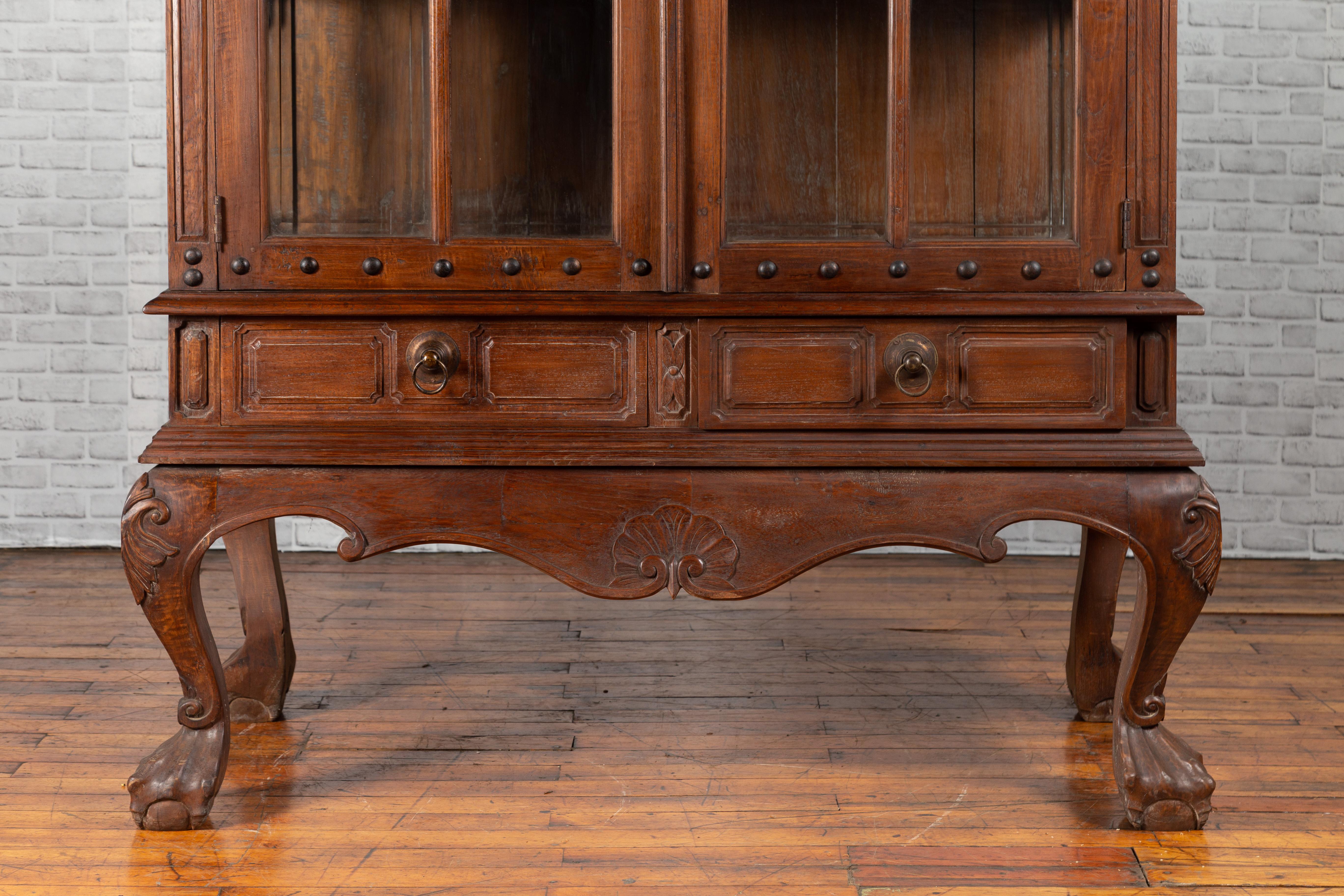 Armario Colonial Holandés con Puertas de Cristal Paneladas, Tapa de Bonete y Patas Cabriolé en Bueno estado para la venta en Yonkers, NY